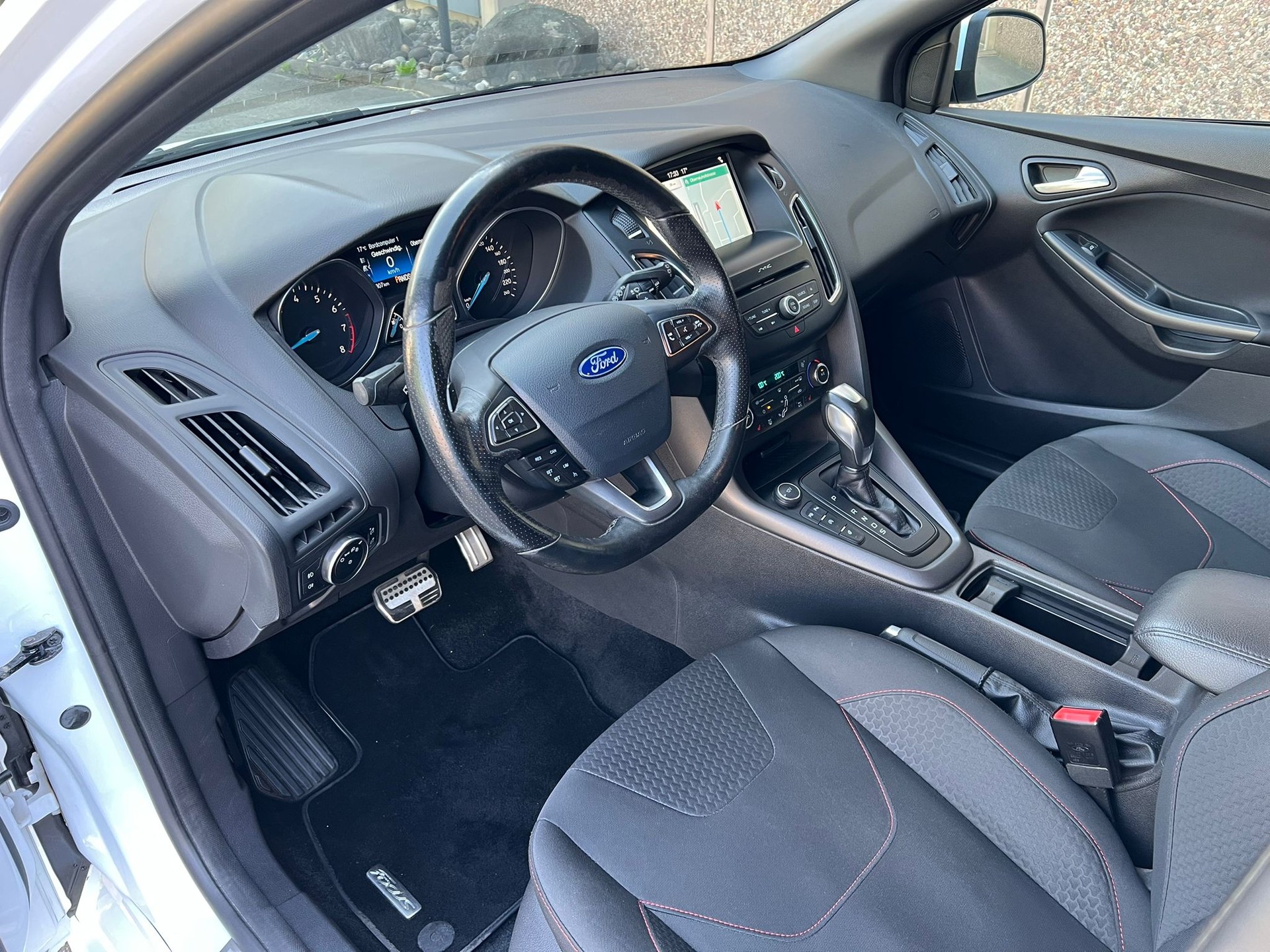 FORD Focus 1.5 SCTi ST Line Automatic-image-12