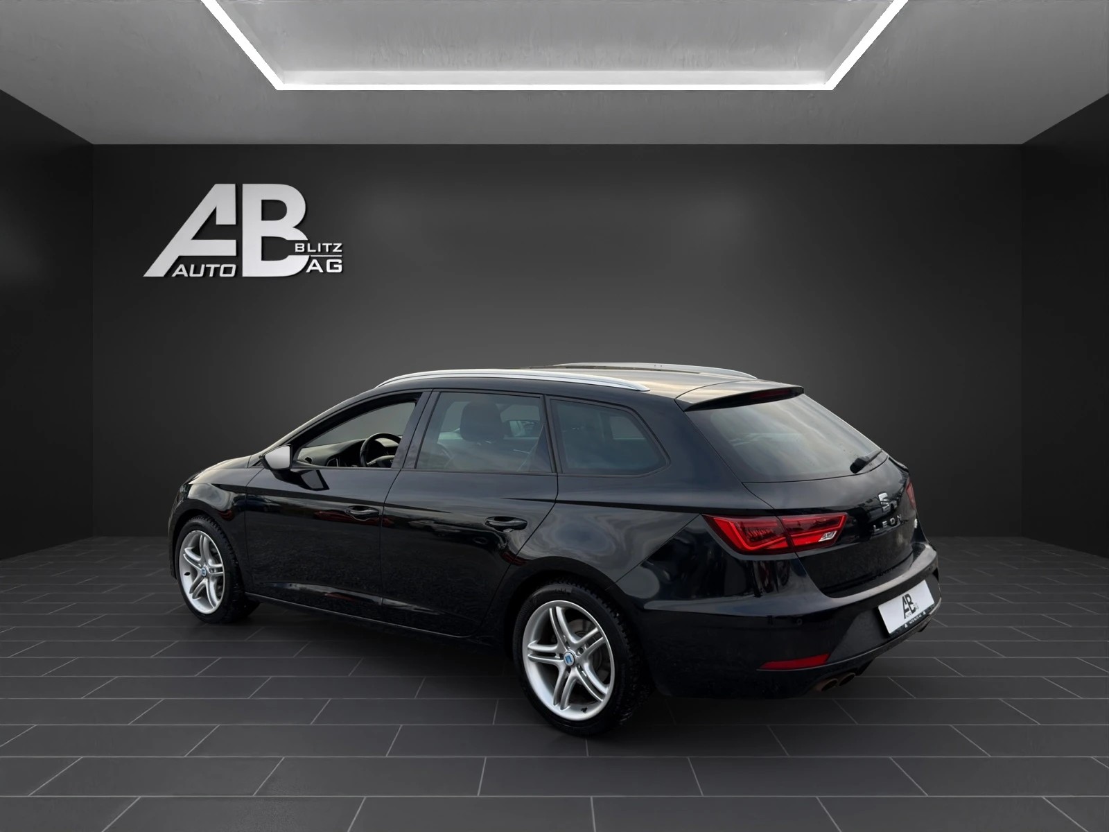 SEAT Leon ST 2.0 TSI FR DSG-image-2