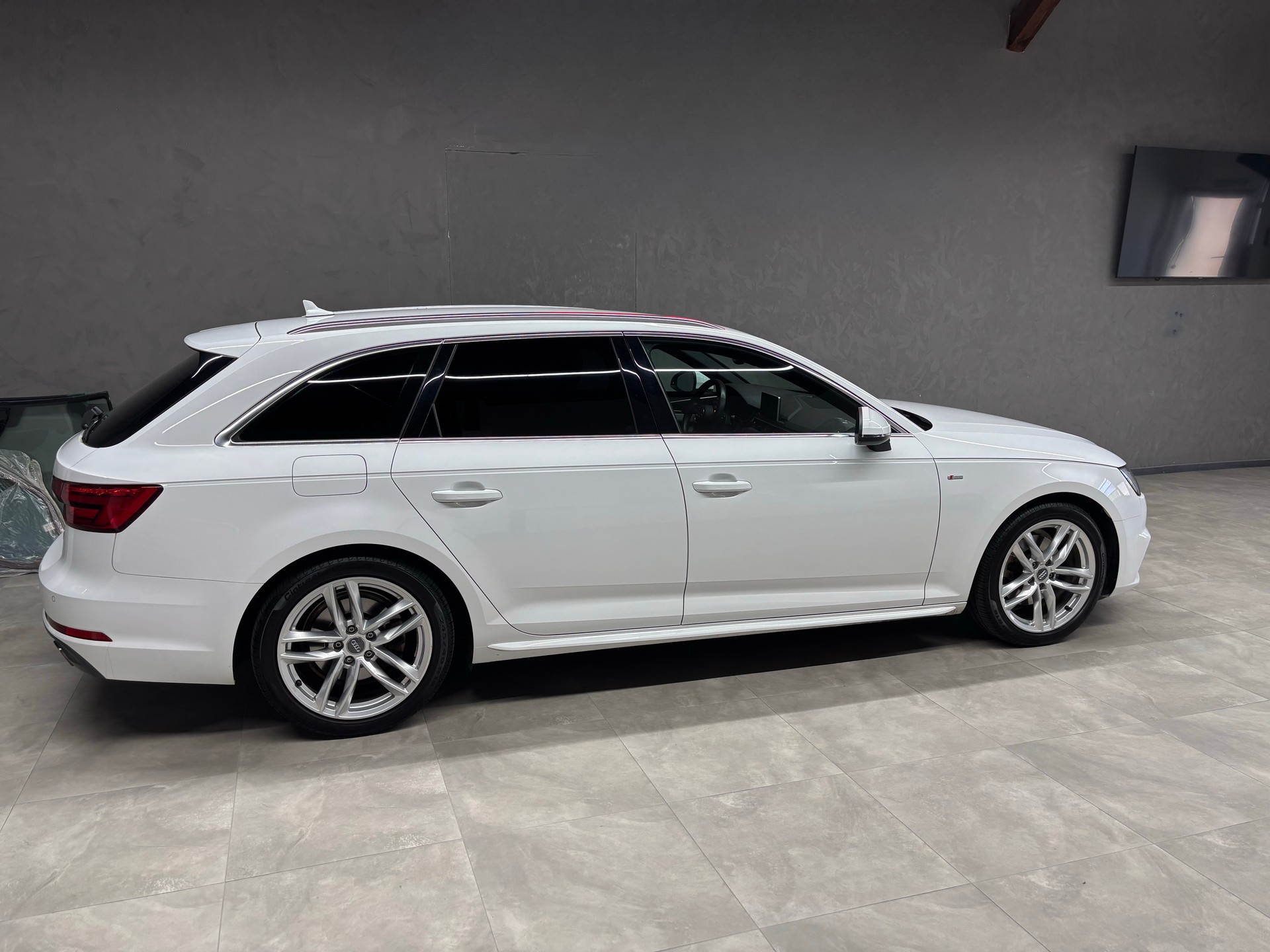 AUDI A4 Avant 2.0 TFSI Ultra Sport S-tronic S Line-image-2