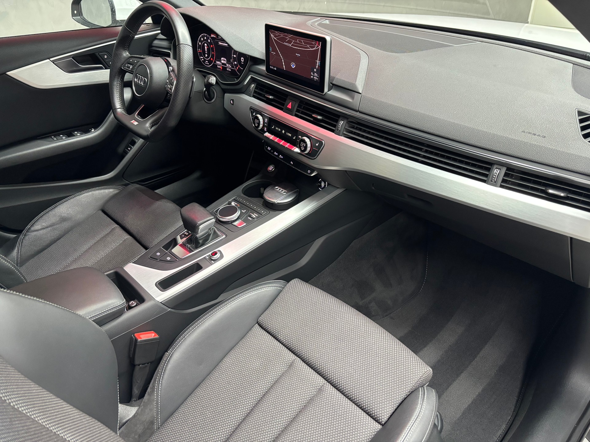 AUDI A4 Avant 2.0 TFSI Ultra Sport S-tronic S Line-image-10