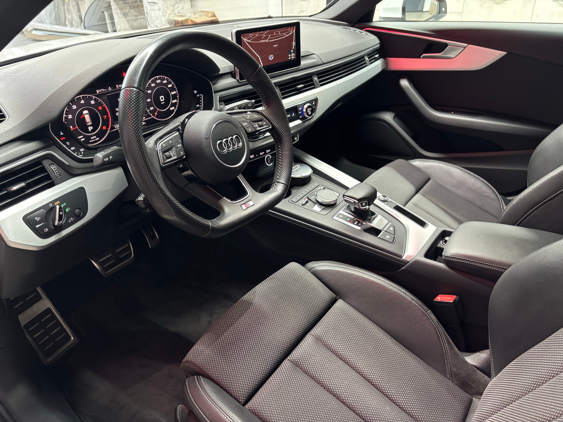 AUDI A4 Avant 2.0 TFSI Ultra Sport S-tronic S Line-image-8