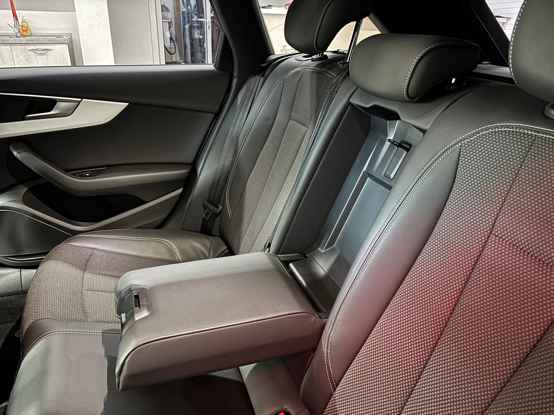 AUDI A4 Avant 2.0 TFSI Ultra Sport S-tronic S Line-image-13