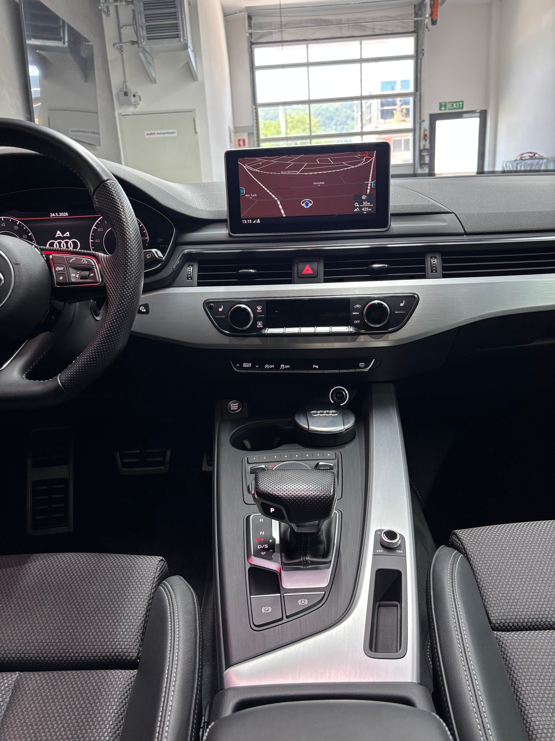 AUDI A4 Avant 2.0 TFSI Ultra Sport S-tronic S Line-image-11