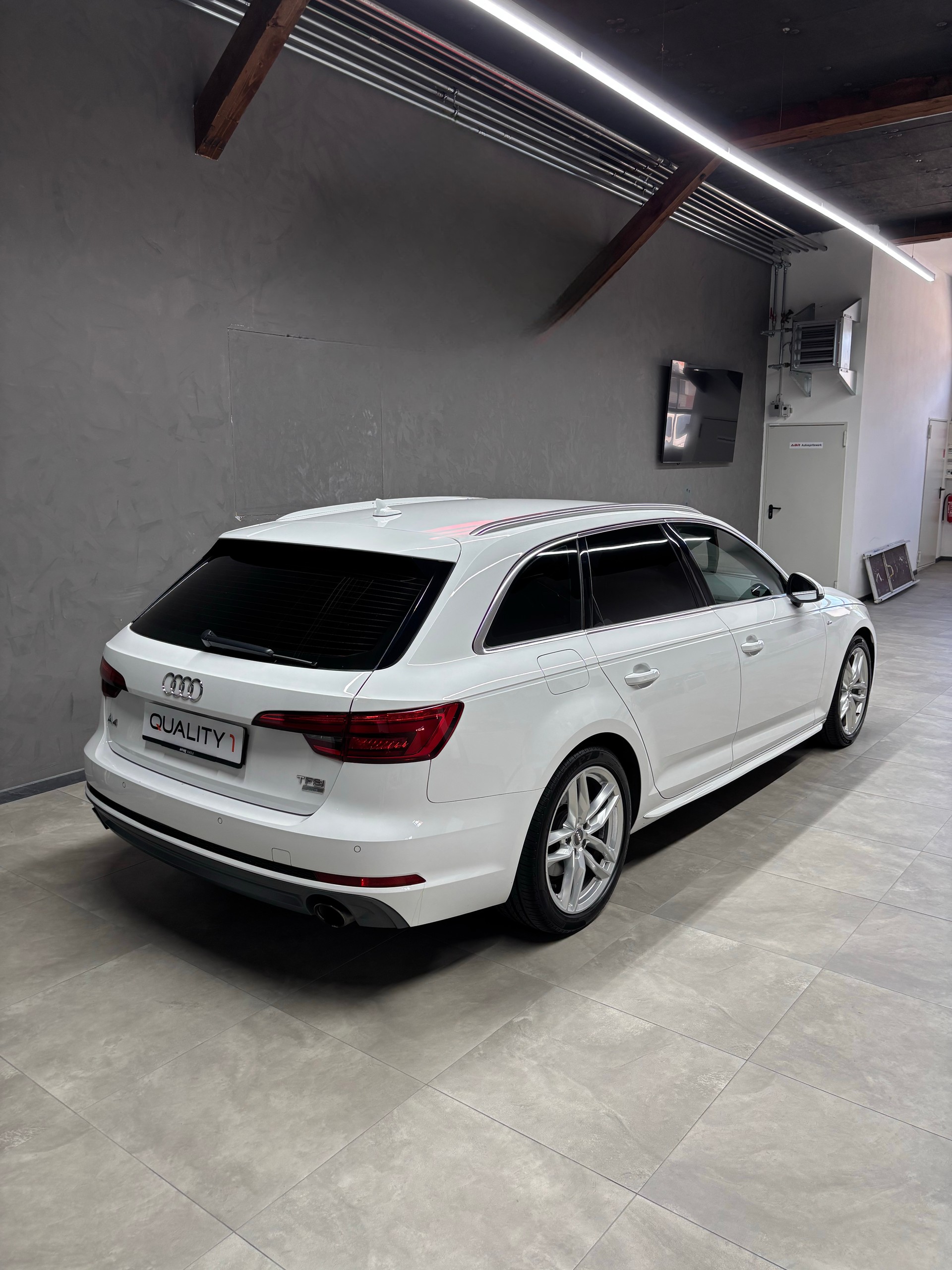 AUDI A4 Avant 2.0 TFSI Ultra Sport S-tronic S Line-image-3