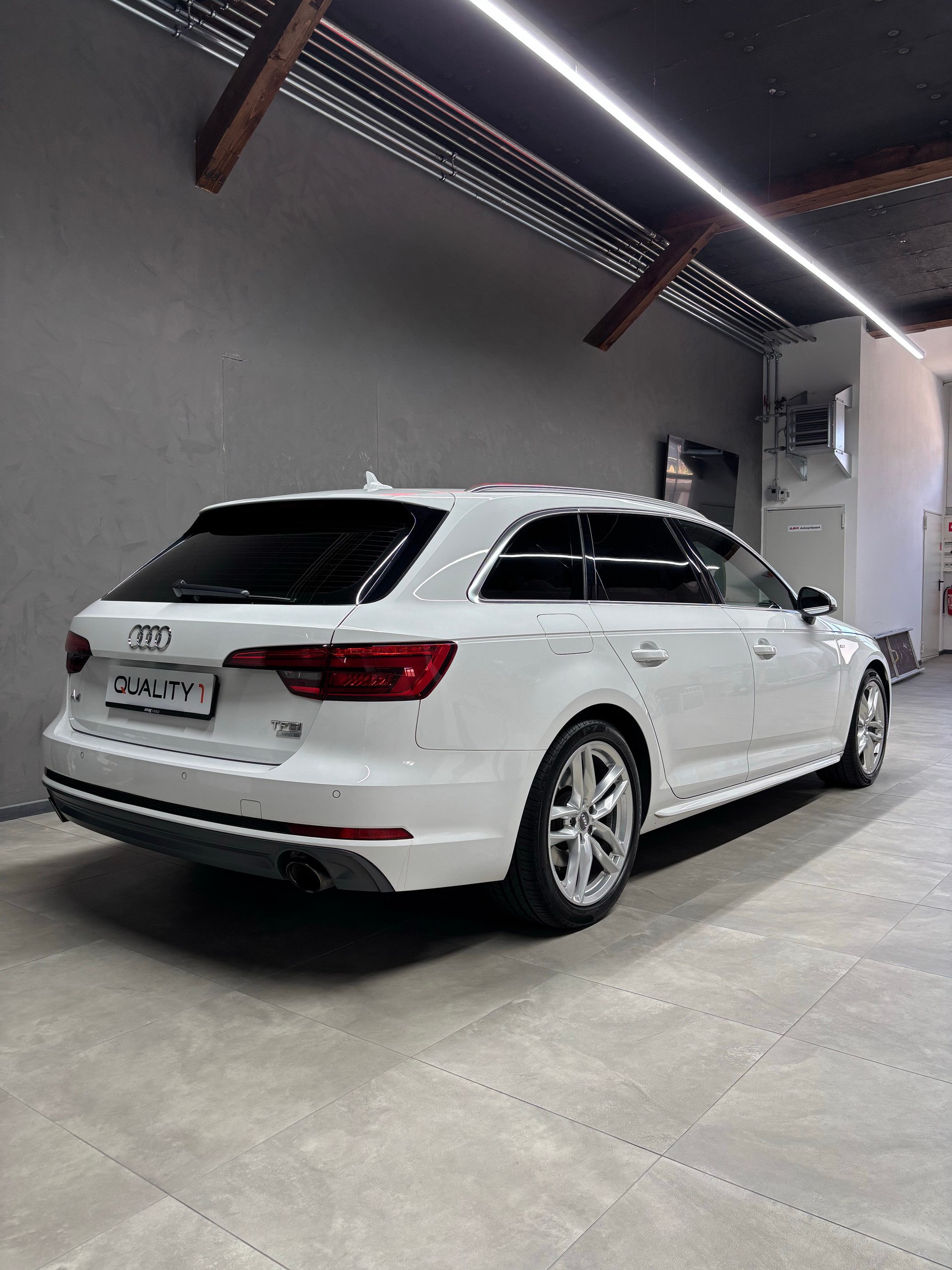 AUDI A4 Avant 2.0 TFSI Ultra Sport S-tronic S Line-image-4