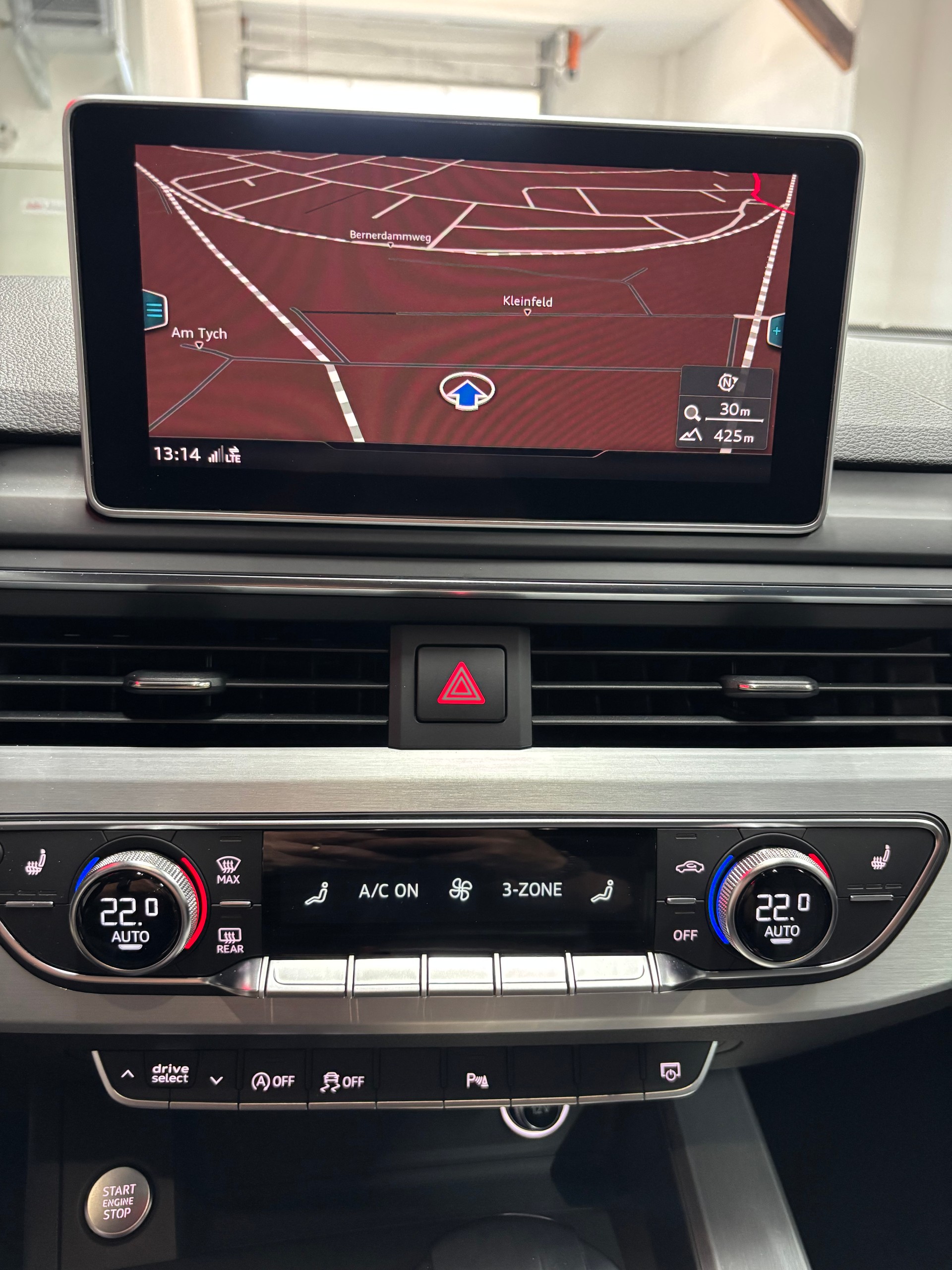 AUDI A4 Avant 2.0 TFSI Ultra Sport S-tronic S Line-image-14