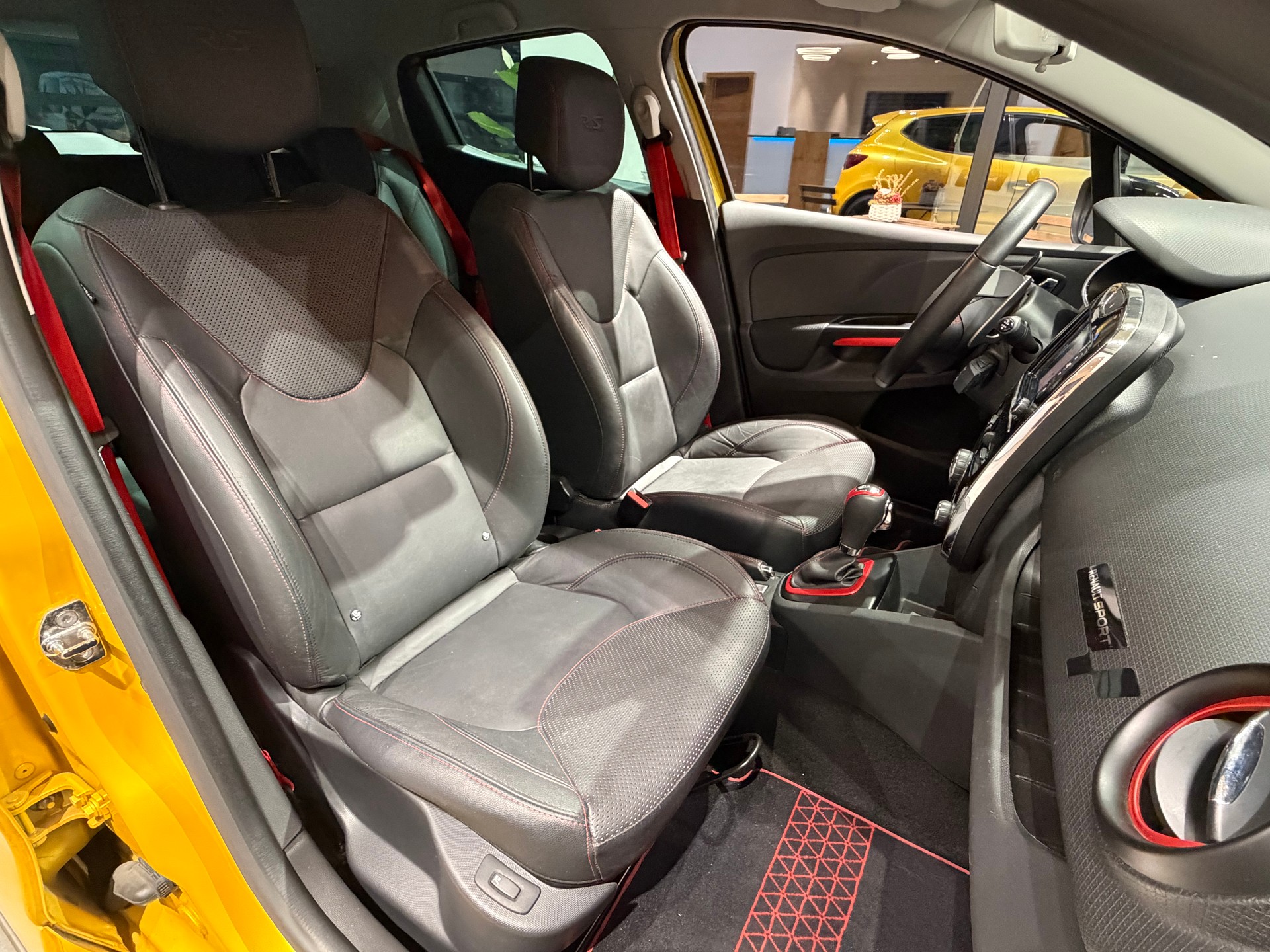 RENAULT Clio 1.6 T RS 200 EDC-image-15