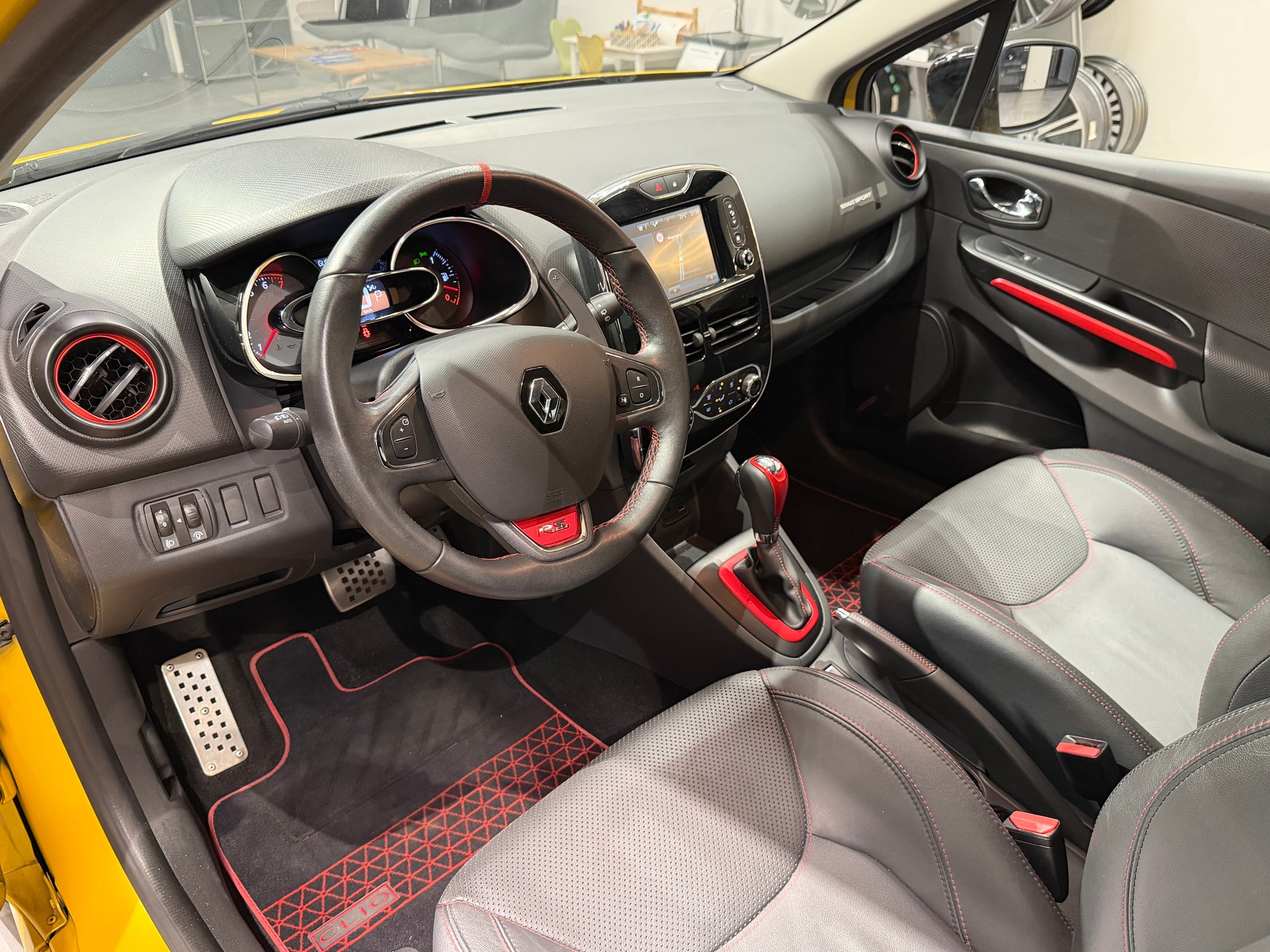 RENAULT Clio 1.6 T RS 200 EDC-image-12