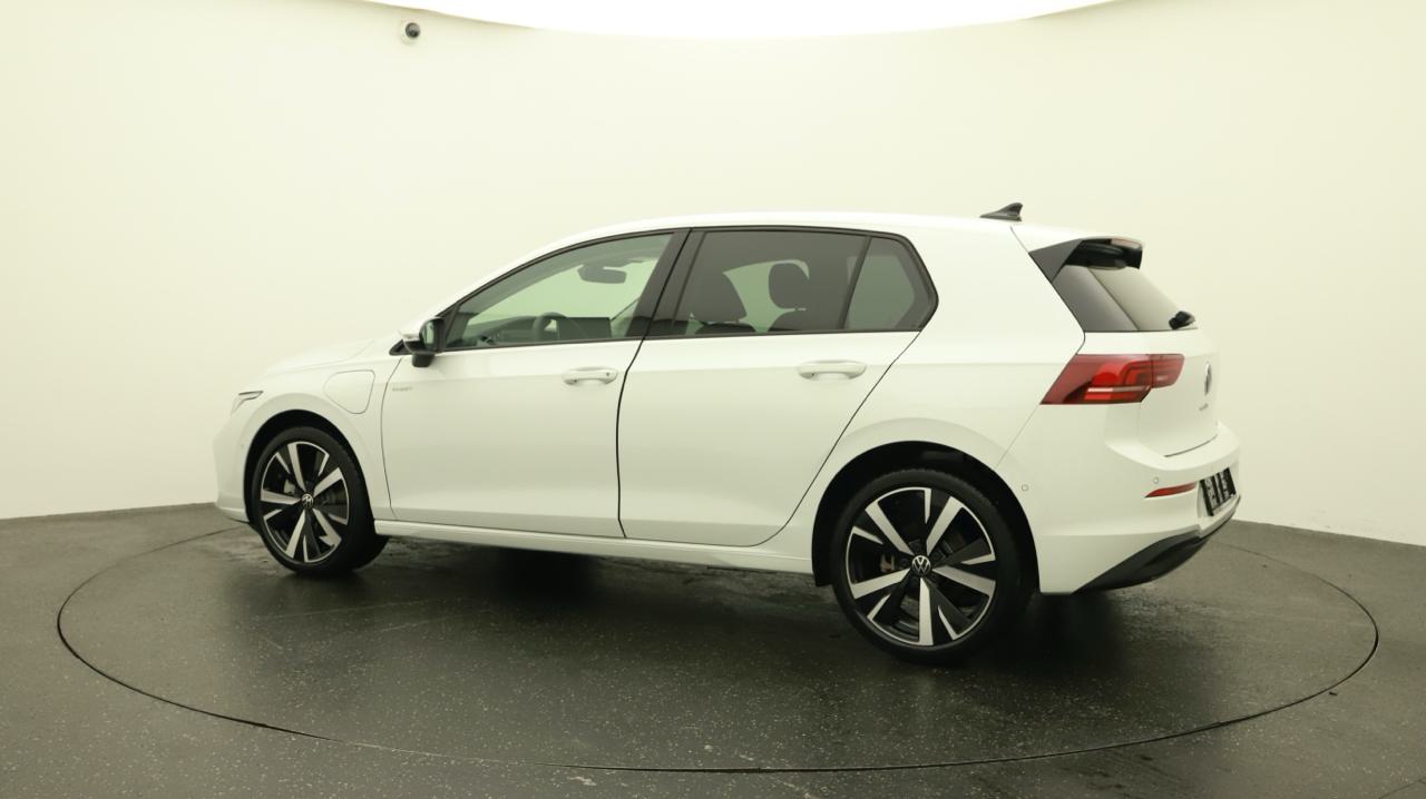 VW Golf VIII 1.5 TSI PHEV Limited-showroom-element-2