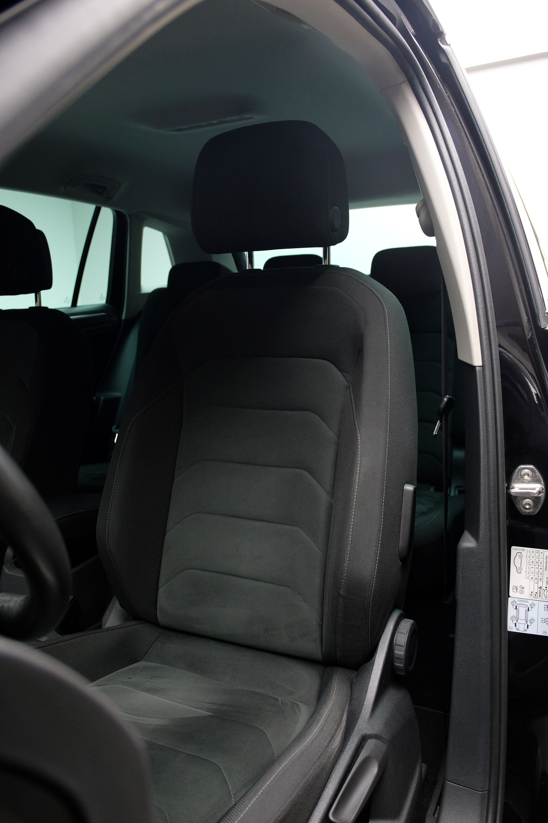 VW Tiguan 2.0 TDI SCR Highline 4Motion DSG-image-8