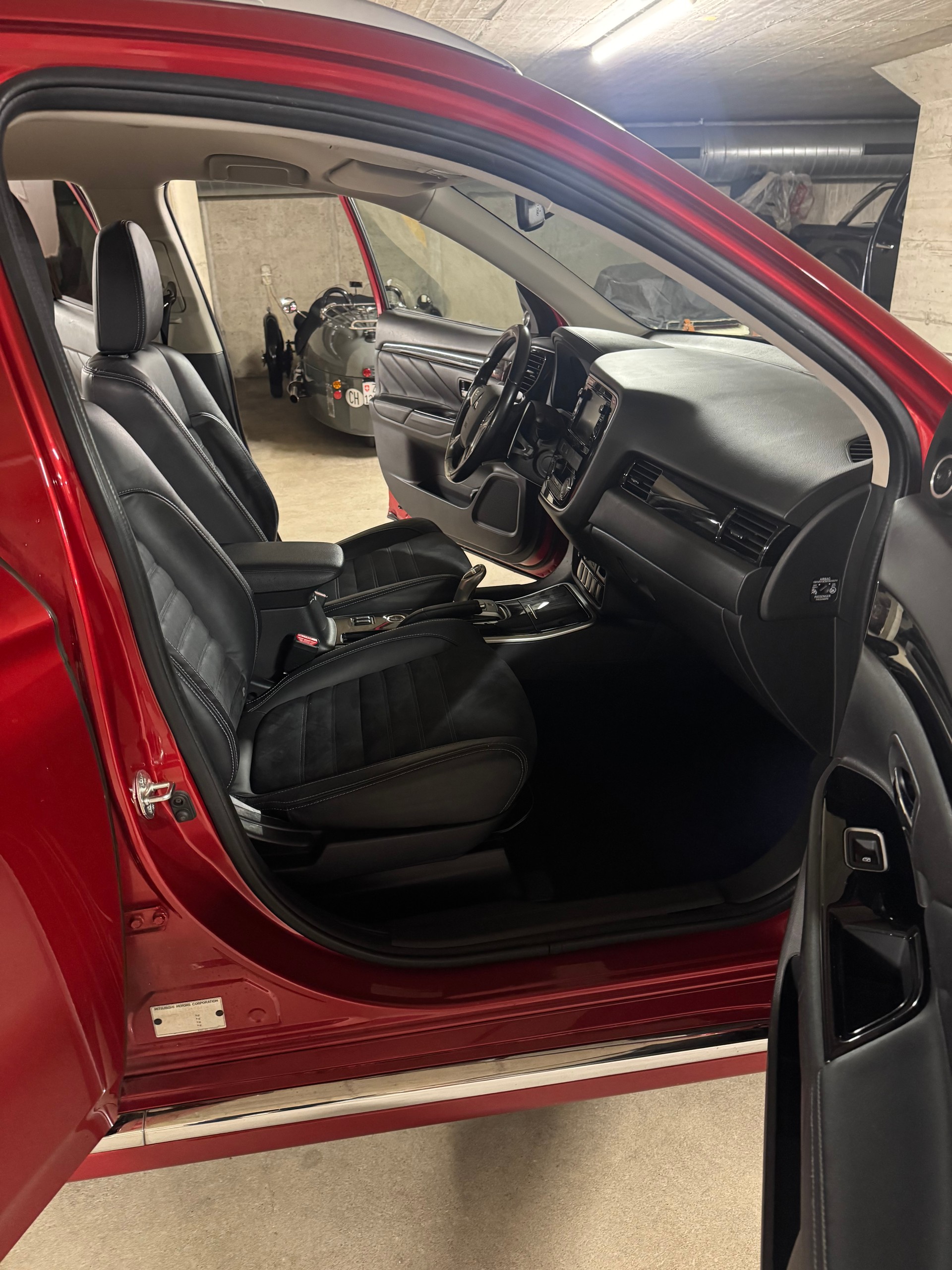 MITSUBISHI Outlander 2.0 PHEV Style 4WD Automatic-image-9
