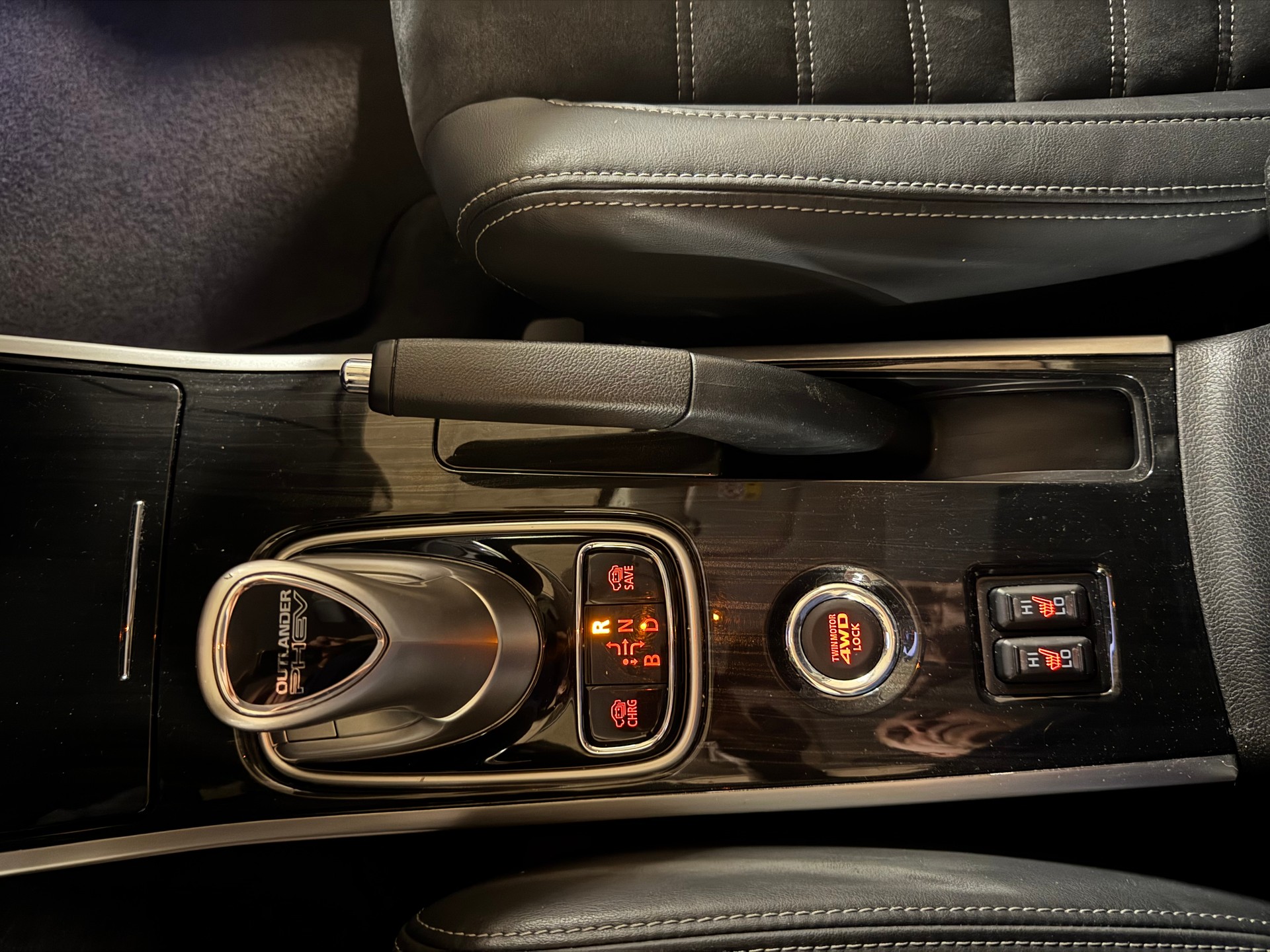 MITSUBISHI Outlander 2.0 PHEV Style 4WD Automatic-image-14