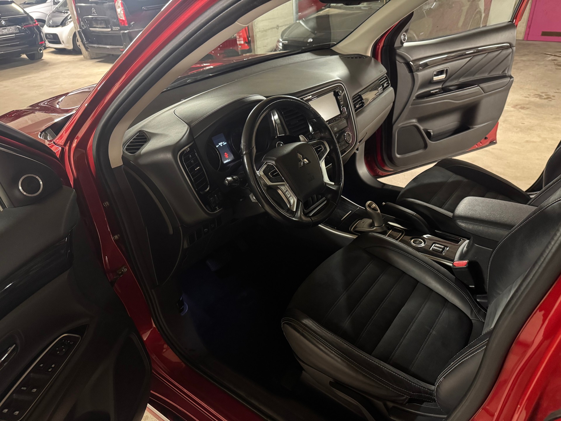 MITSUBISHI Outlander 2.0 PHEV Style 4WD Automatic-image-12