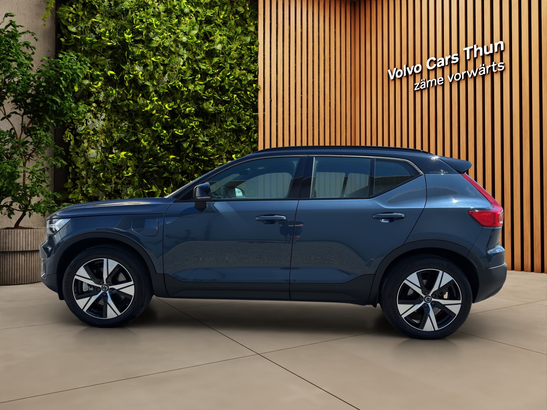 VOLVO XC40 1.5 T4 PiH R-Design-image-4
