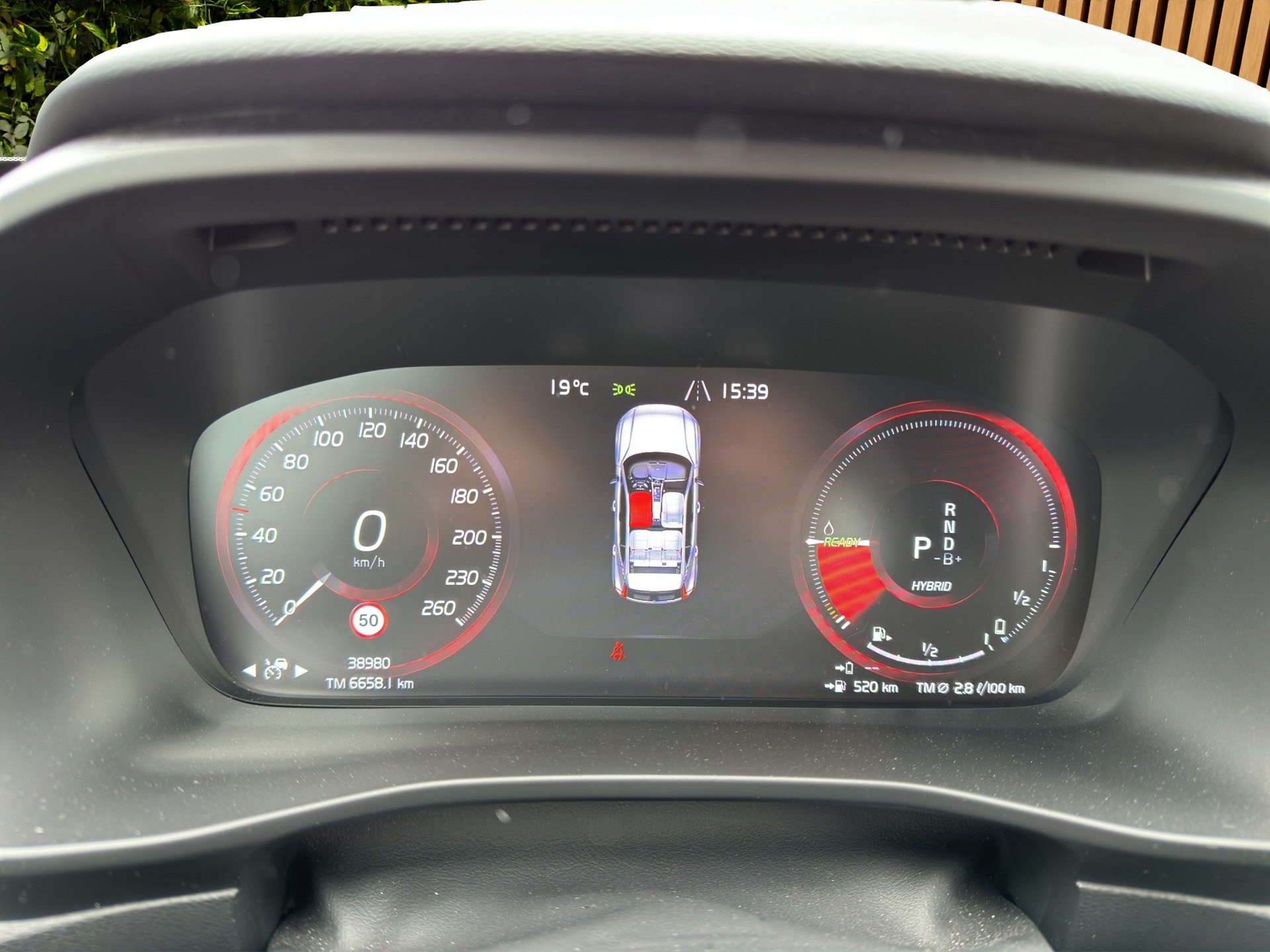 VOLVO XC40 1.5 T4 PiH R-Design-image-12
