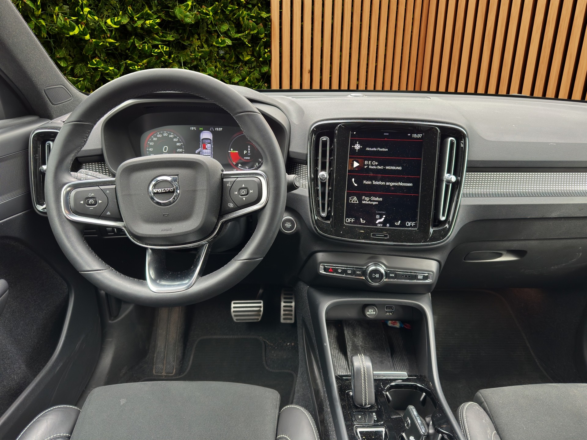 VOLVO XC40 1.5 T4 PiH R-Design-image-9