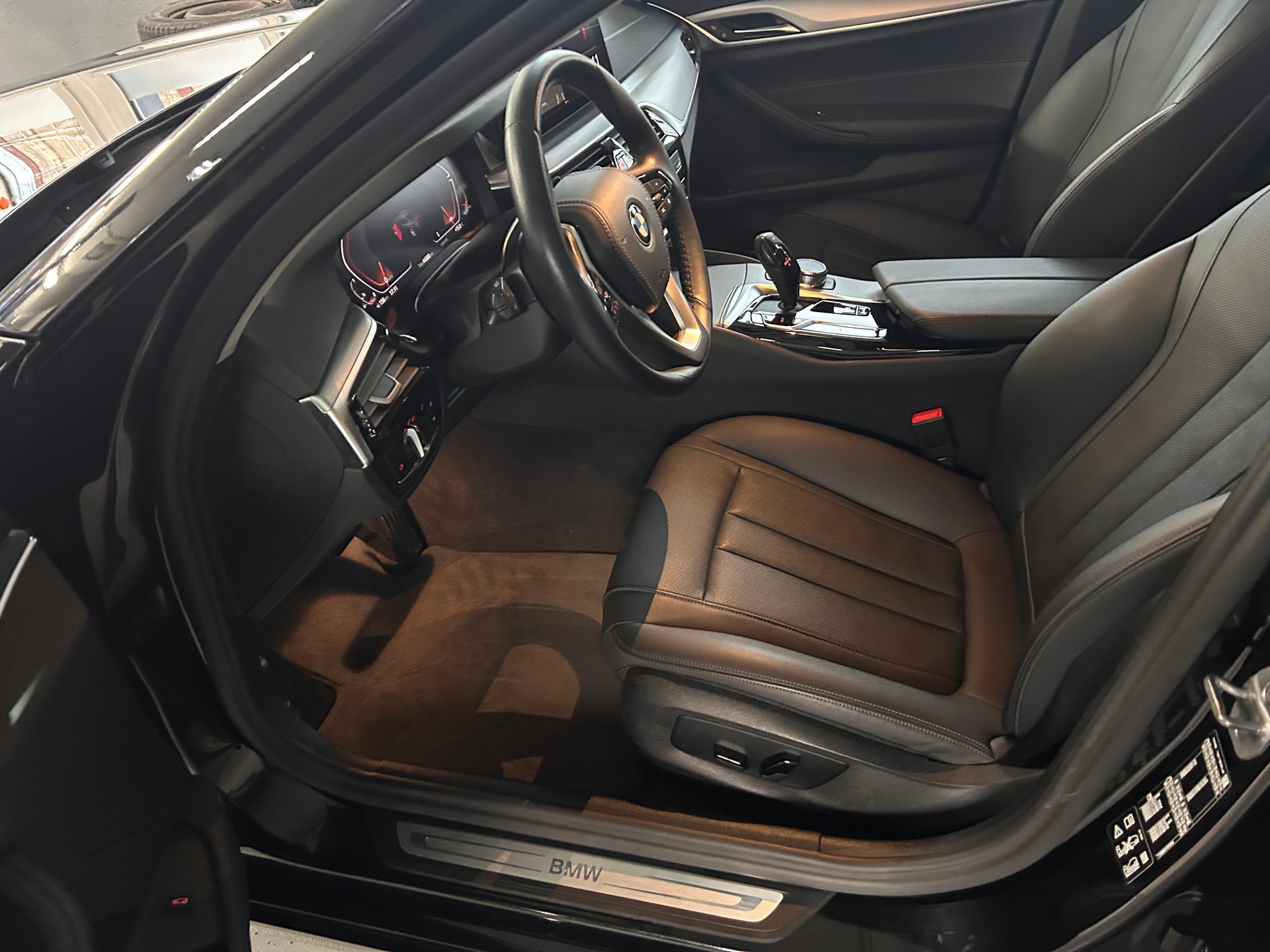 BMW 530i xDrive 48V Steptronic-image-11
