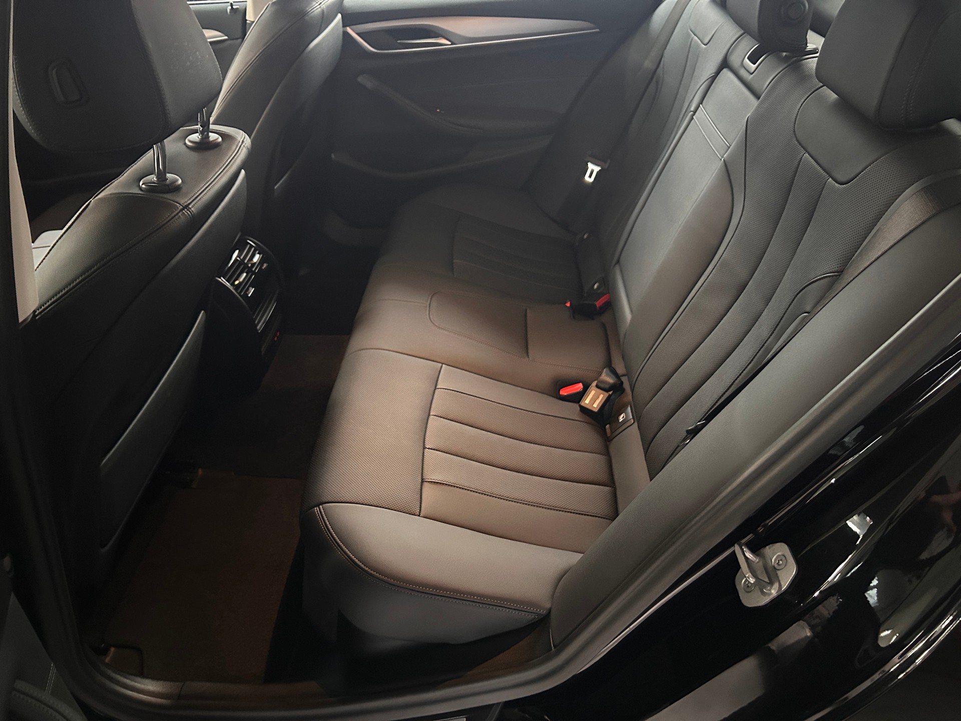 BMW 530i xDrive 48V Steptronic-image-6