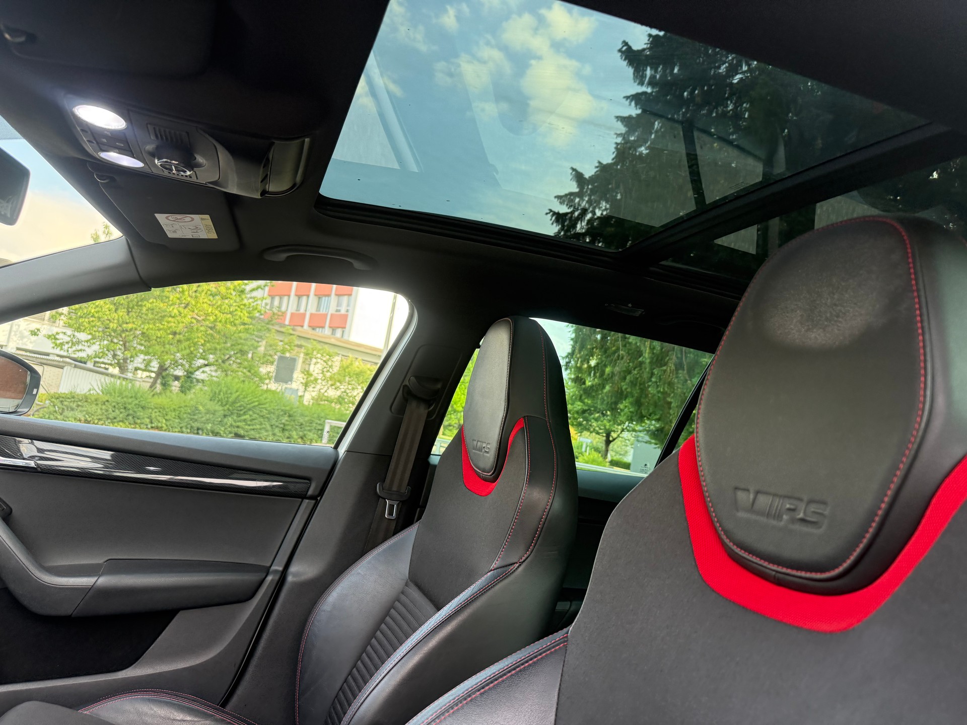 SKODA Octavia Combi 2.0 TSI RS DSG-image-9