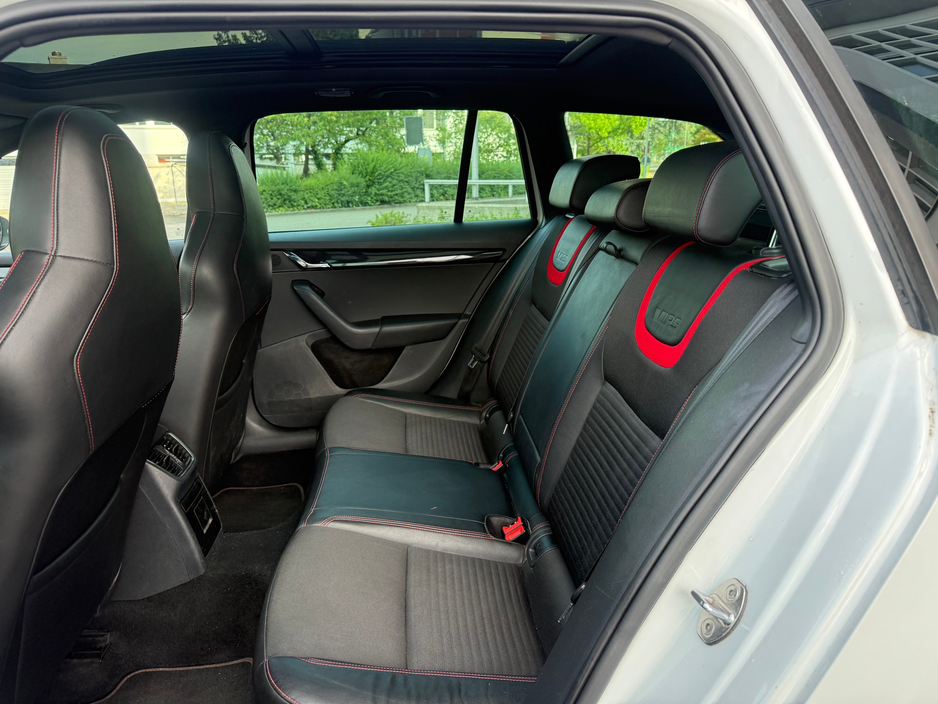 SKODA Octavia Combi 2.0 TSI RS DSG-image-11