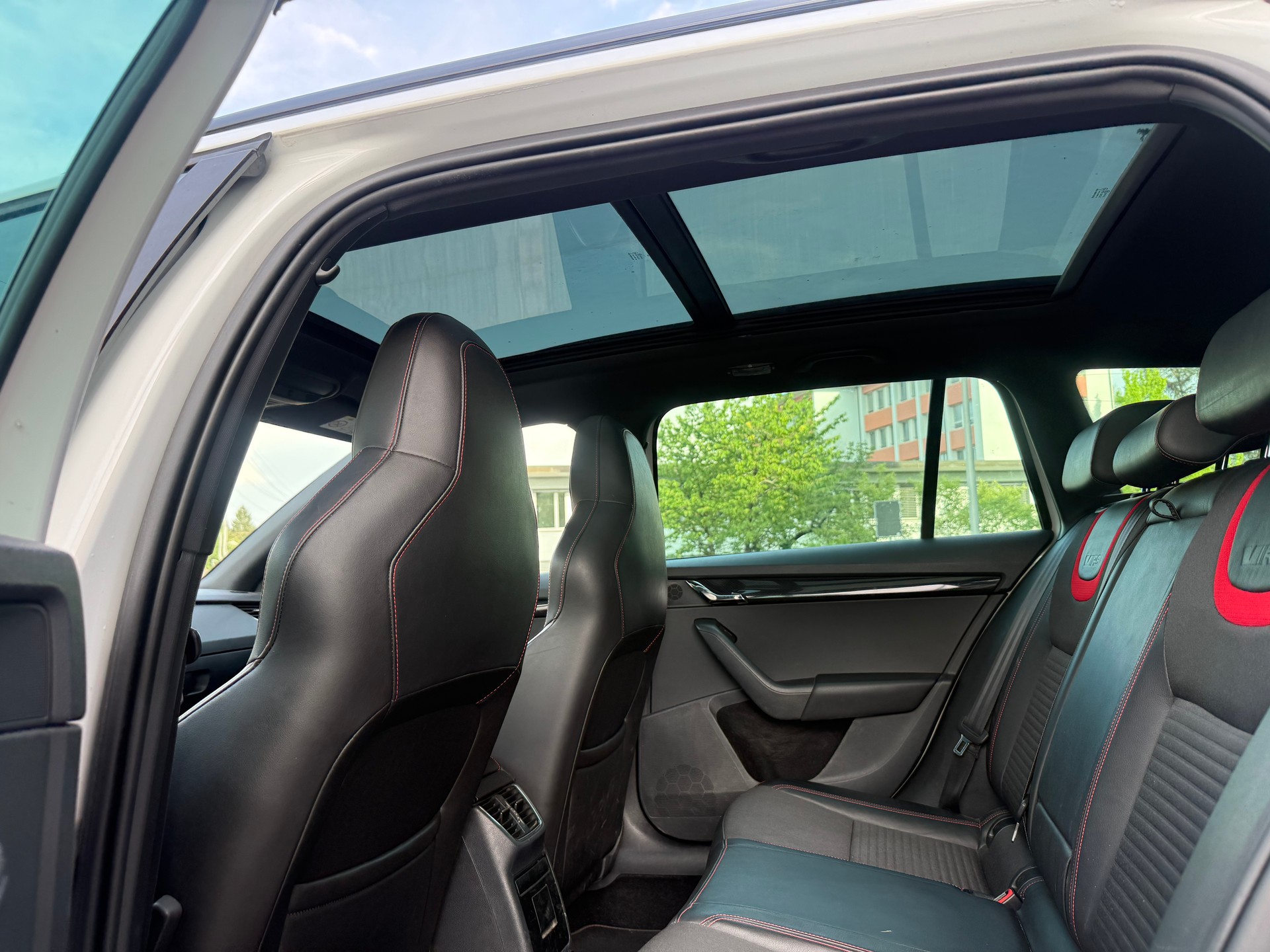 SKODA Octavia Combi 2.0 TSI RS DSG-image-10
