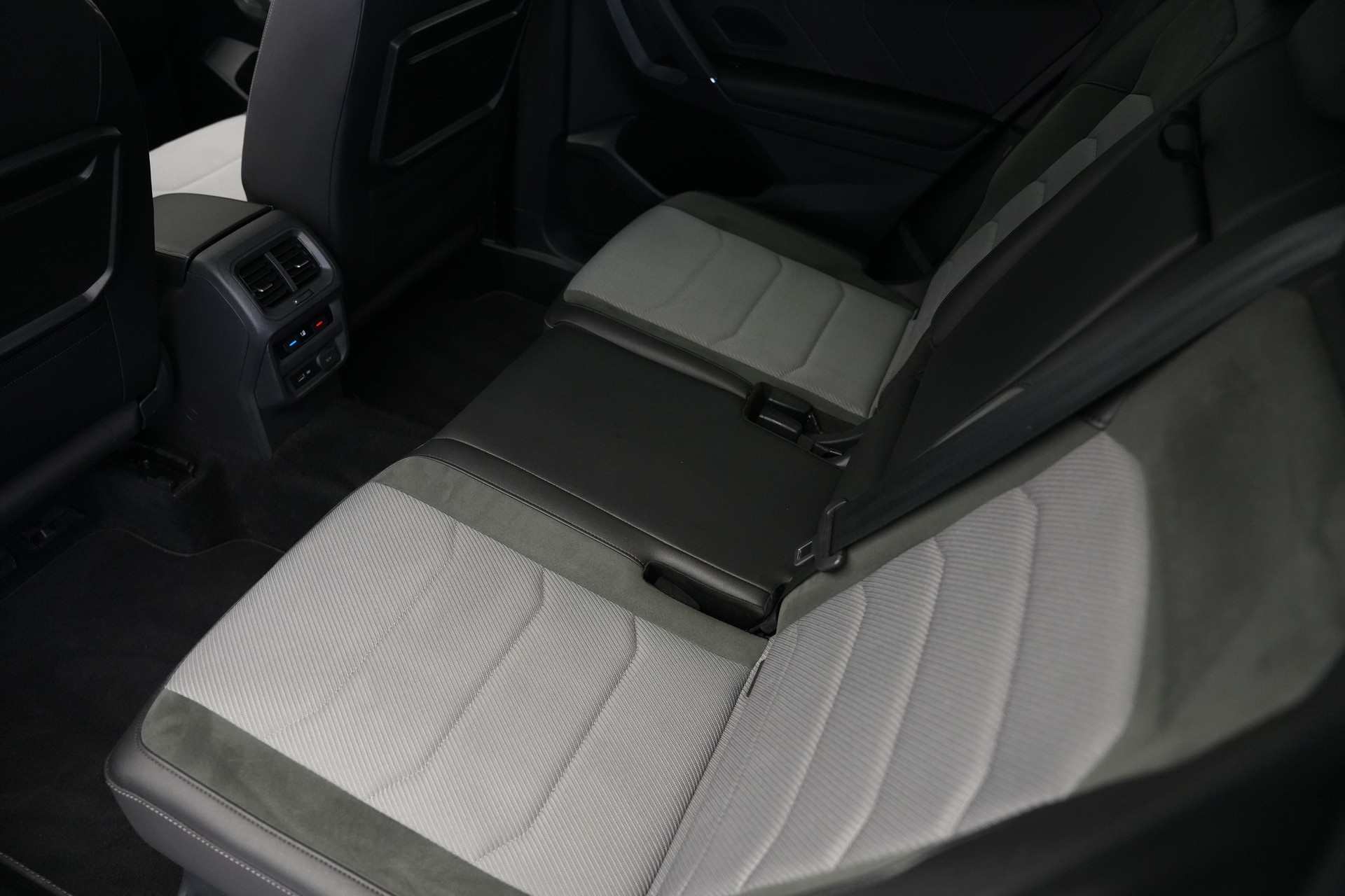 VW Tiguan Allspace 2.0 TDI SCR Highline 4Motion DSG *CH-Fahrzeug* *AHK*-image-14