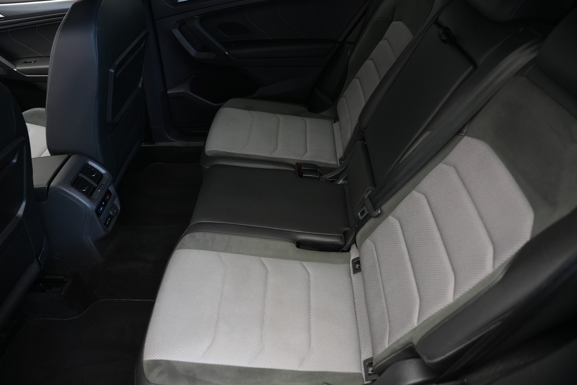 VW Tiguan Allspace 2.0 TDI SCR Highline 4Motion DSG *CH-Fahrzeug* *AHK*-image-15