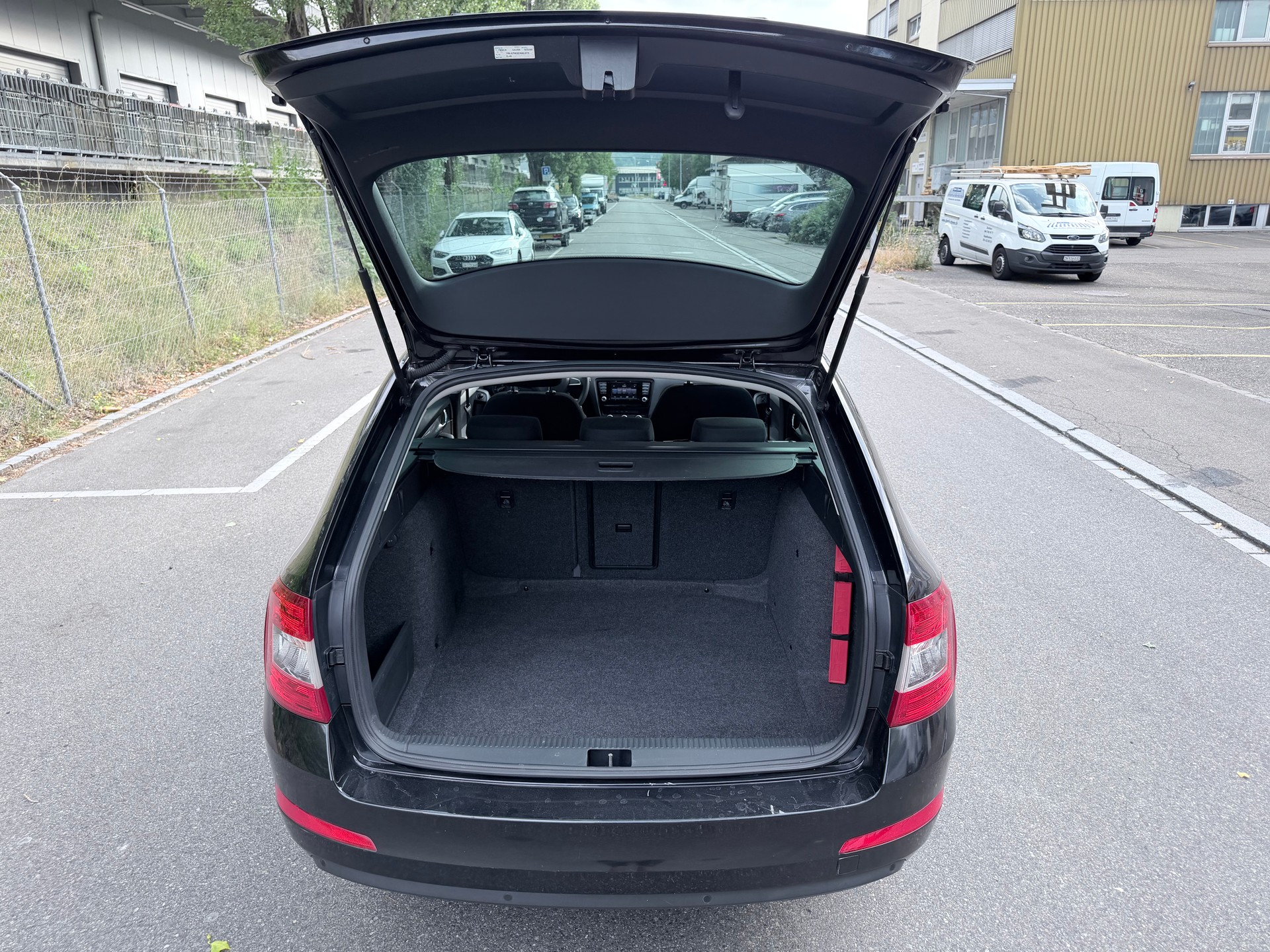 SKODA Octavia Combi 1.6 TDI Ambition DSG-image-9