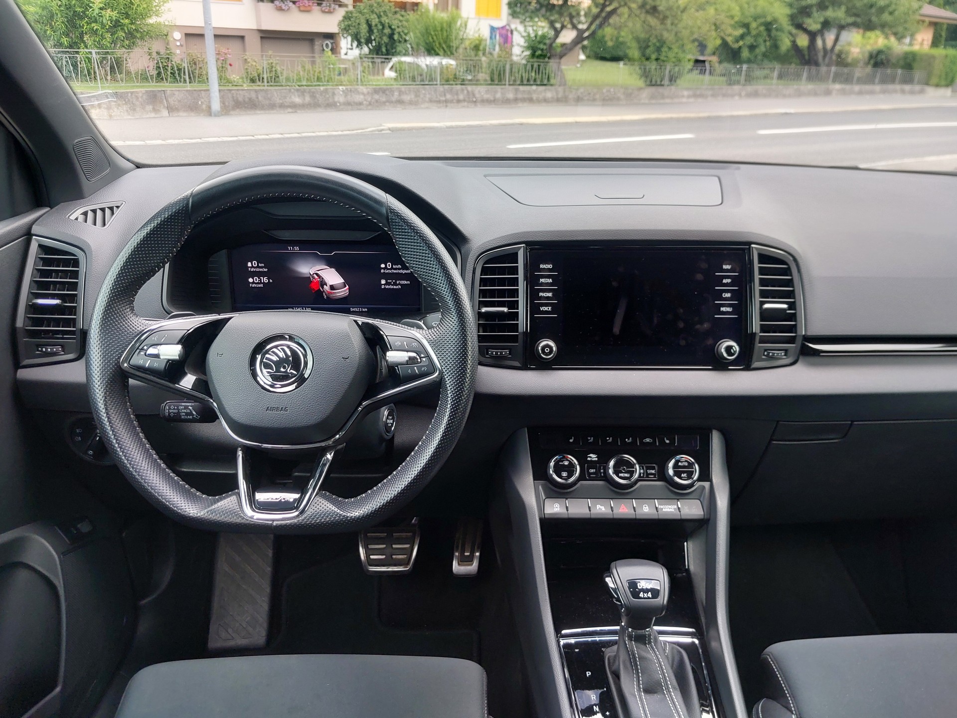 SKODA Karoq 2.0 TDI CR SportLine 4x4 DSG-image-4