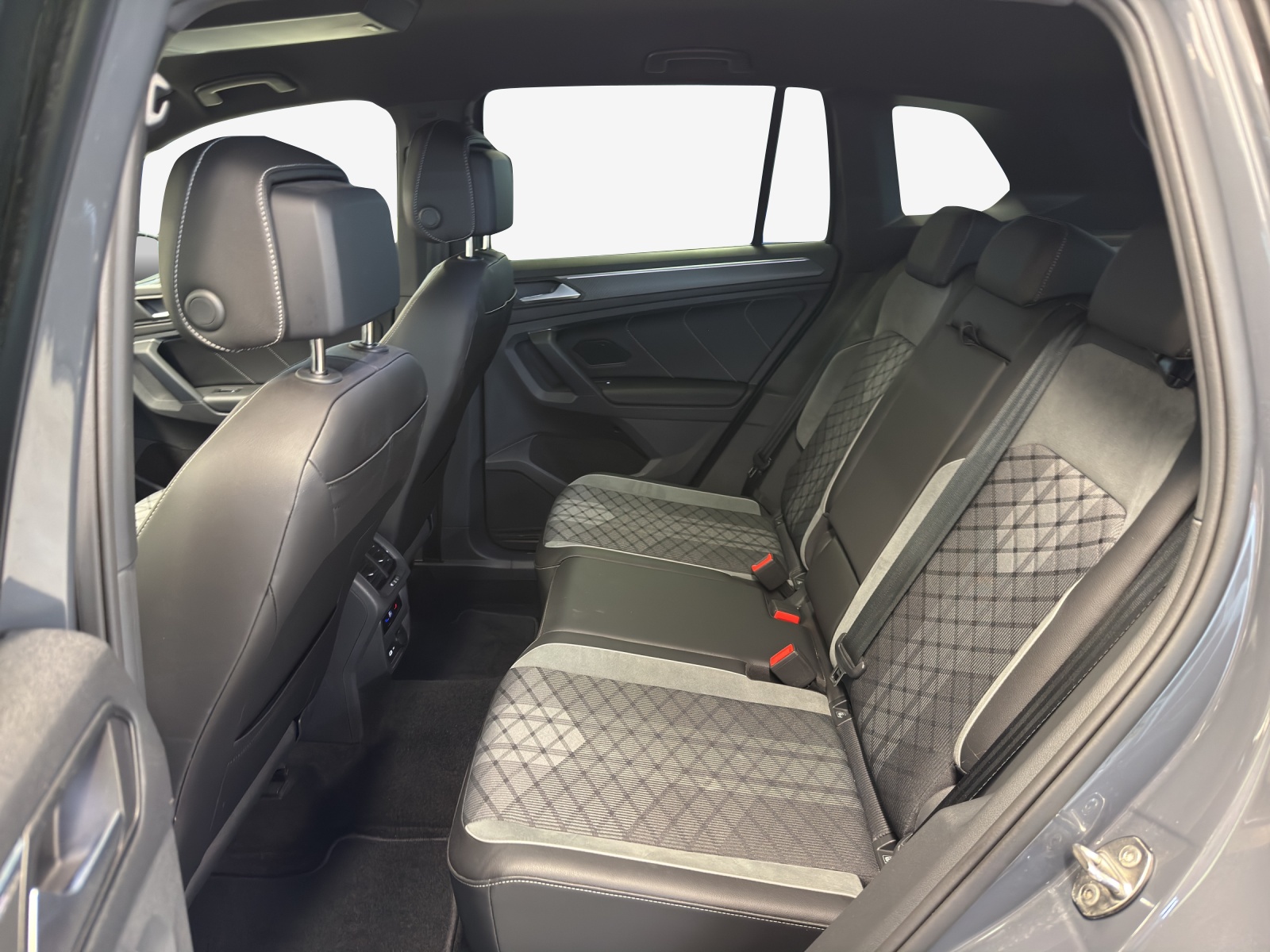 VW Tiguan 2.0TSI R-Line 4Motion DSG-image-11
