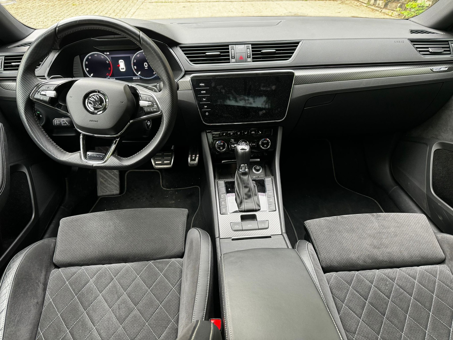 SKODA Superb Combi 2.0 TSI SportLine 4x4 DSG-image-9