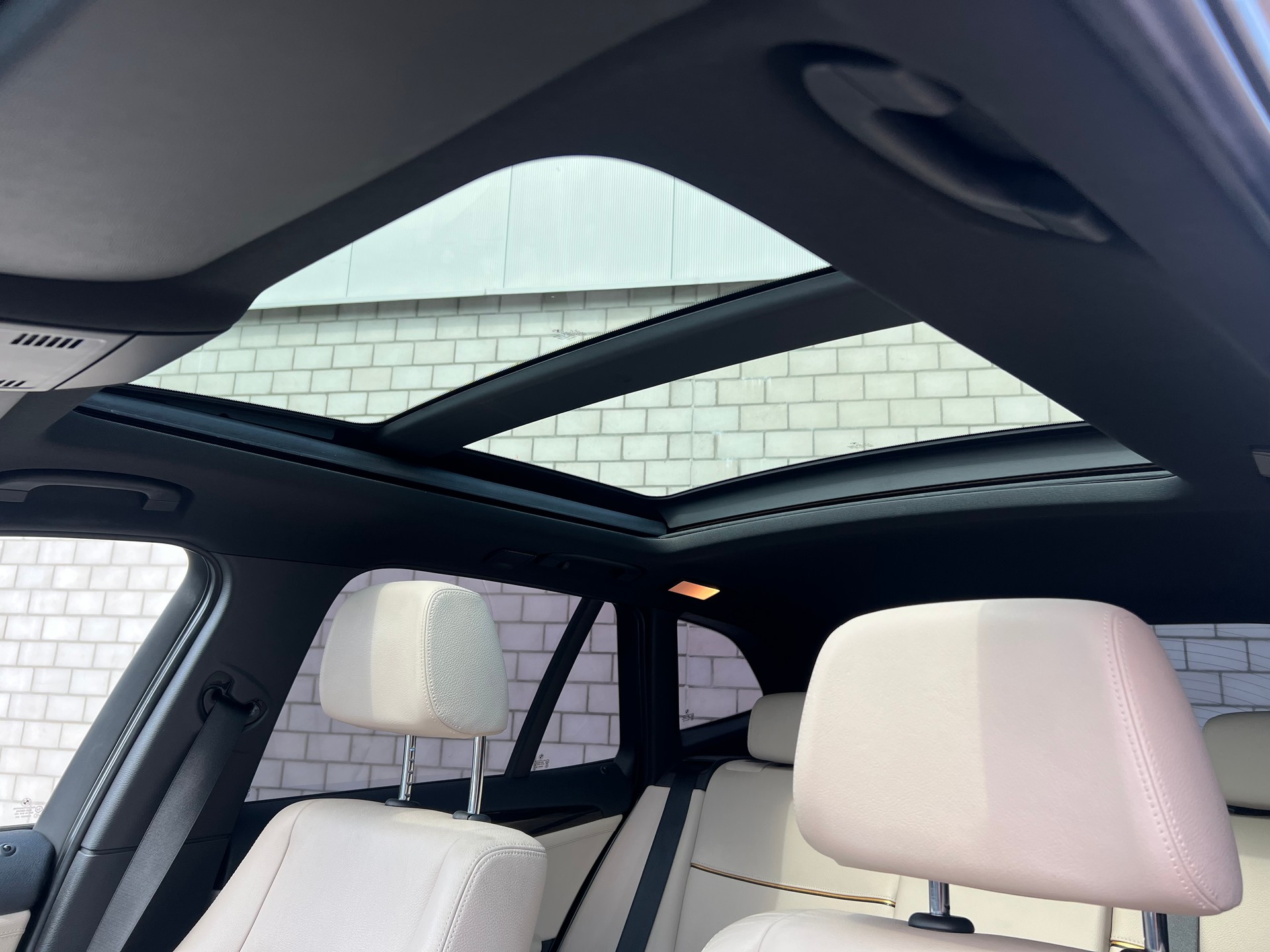 BMW X1 xDrive 28i Steptronic-image-17