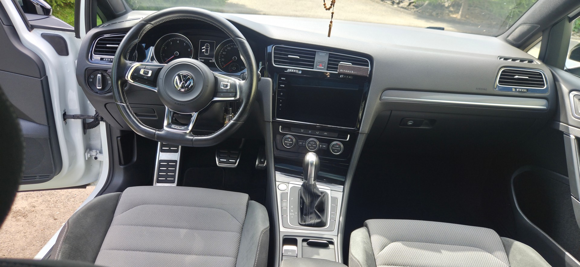 VW 1.2 TSI 105 Carat R-Line DSG7-image-2