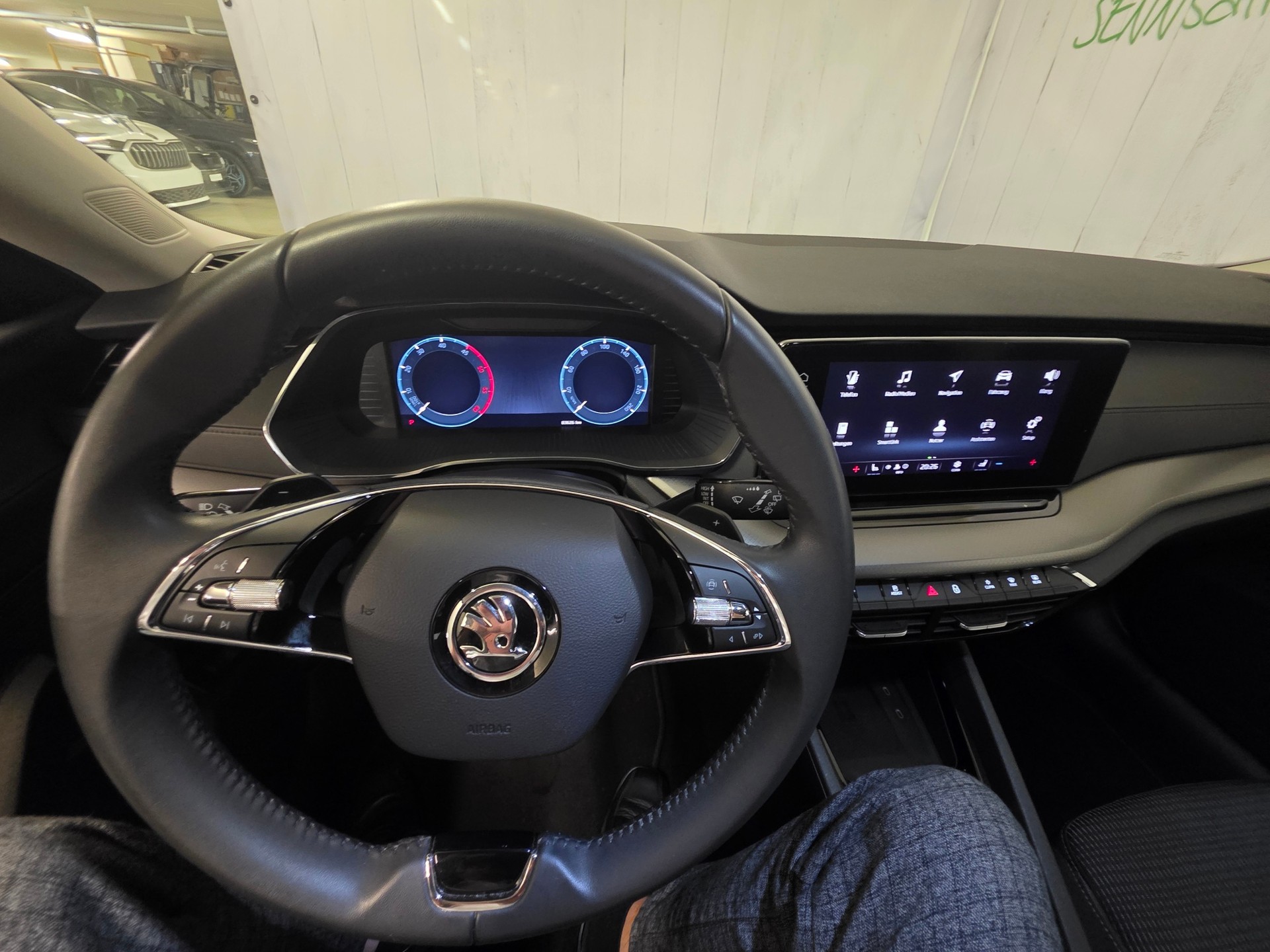 SKODA Octavia Combi 2.0 TDI DSG Ambition-image-11