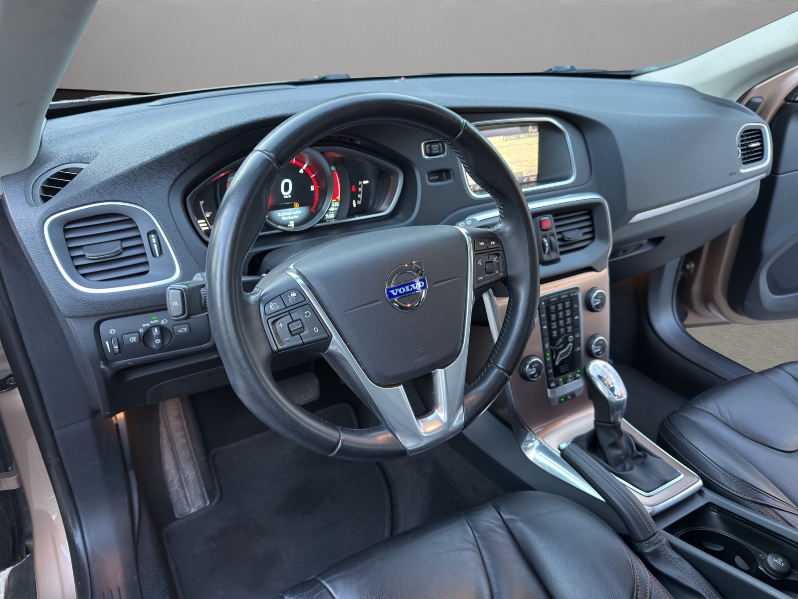 VOLVO V40 Cross Country D3 Momentum Geartronic-image-9