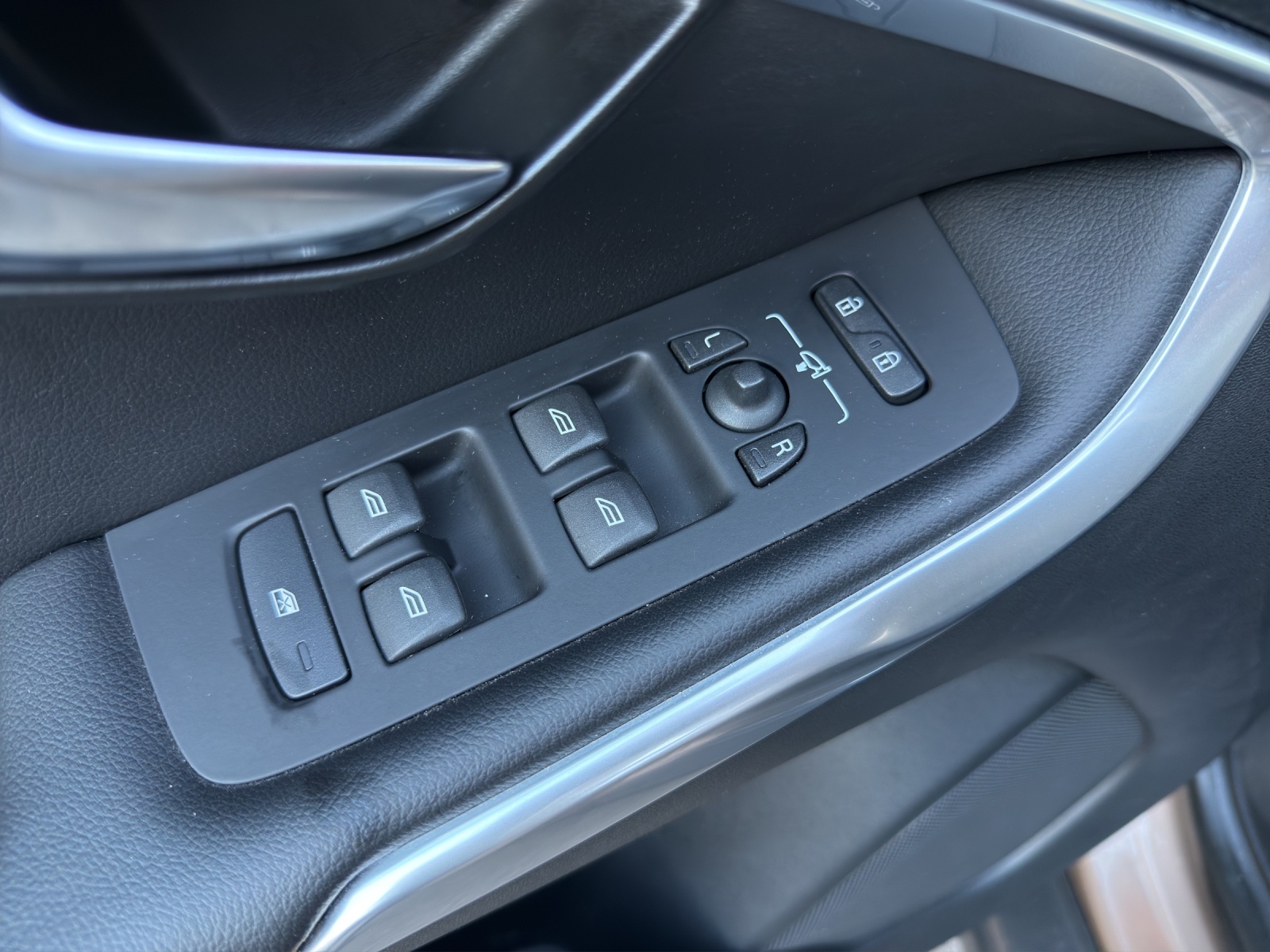 VOLVO V40 Cross Country D3 Momentum Geartronic-image-20