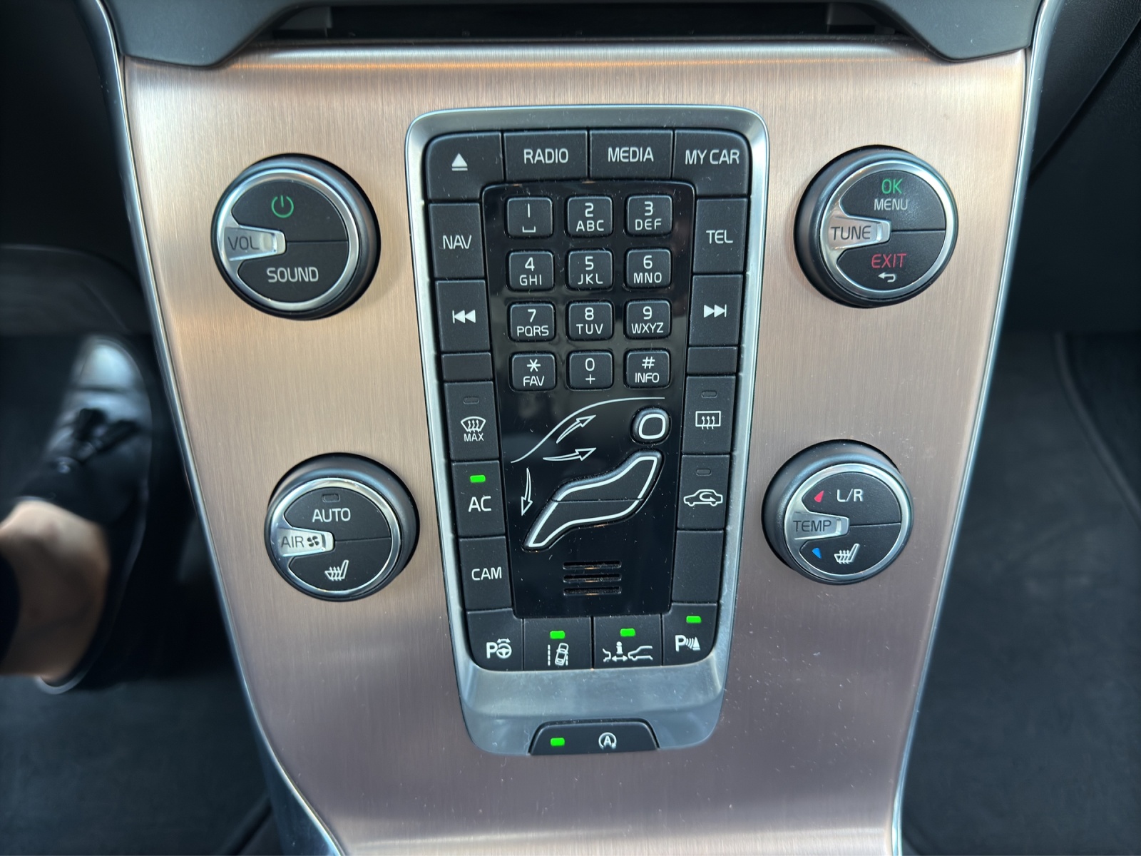 VOLVO V40 Cross Country D3 Momentum Geartronic-image-24