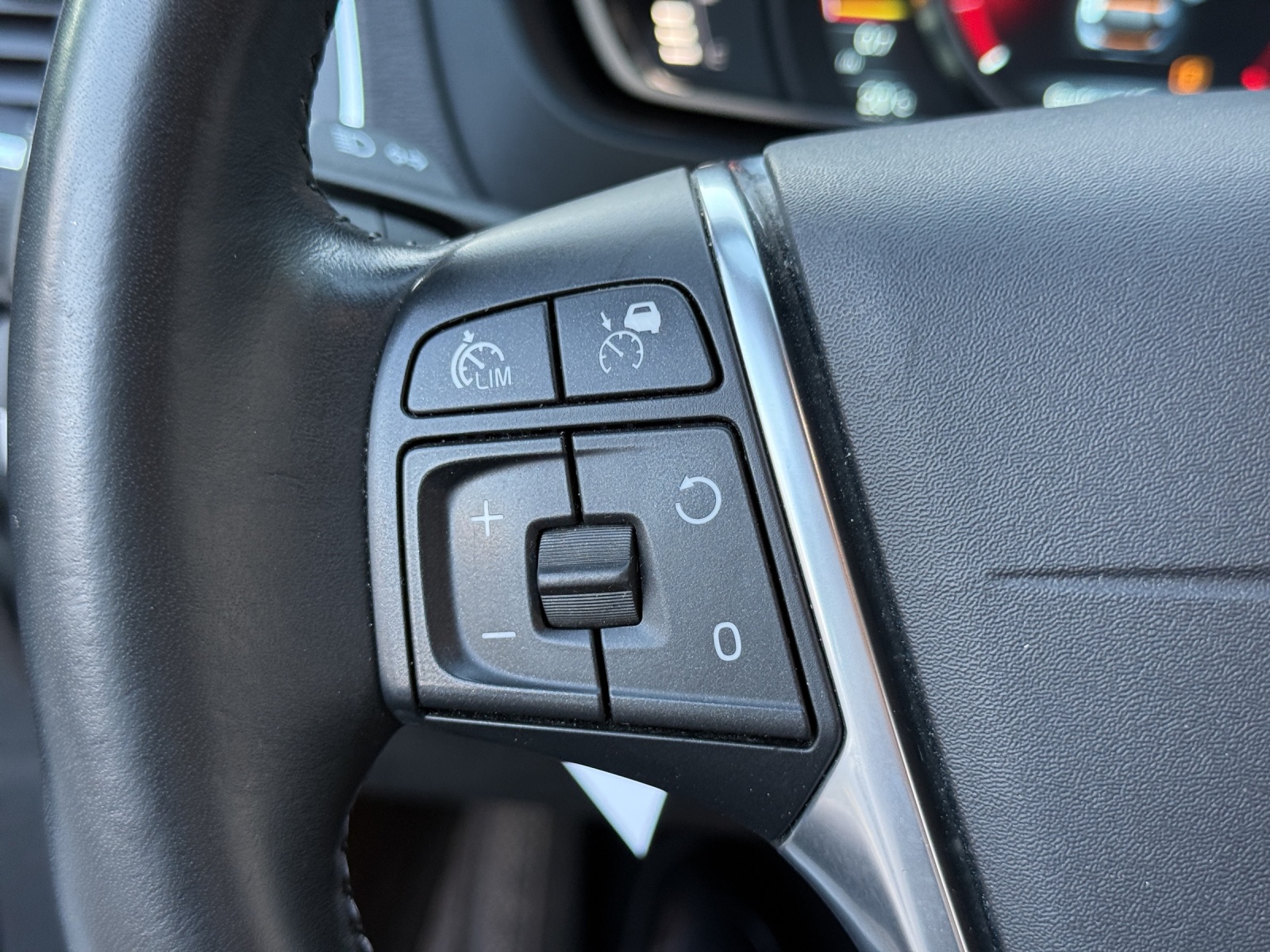 VOLVO V40 Cross Country D3 Momentum Geartronic-image-22