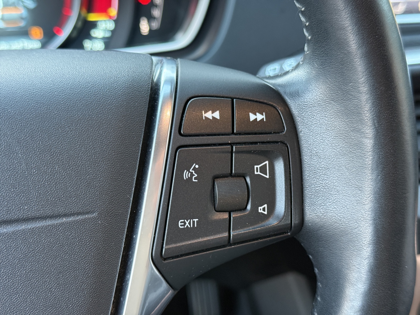 VOLVO V40 Cross Country D3 Momentum Geartronic-image-23