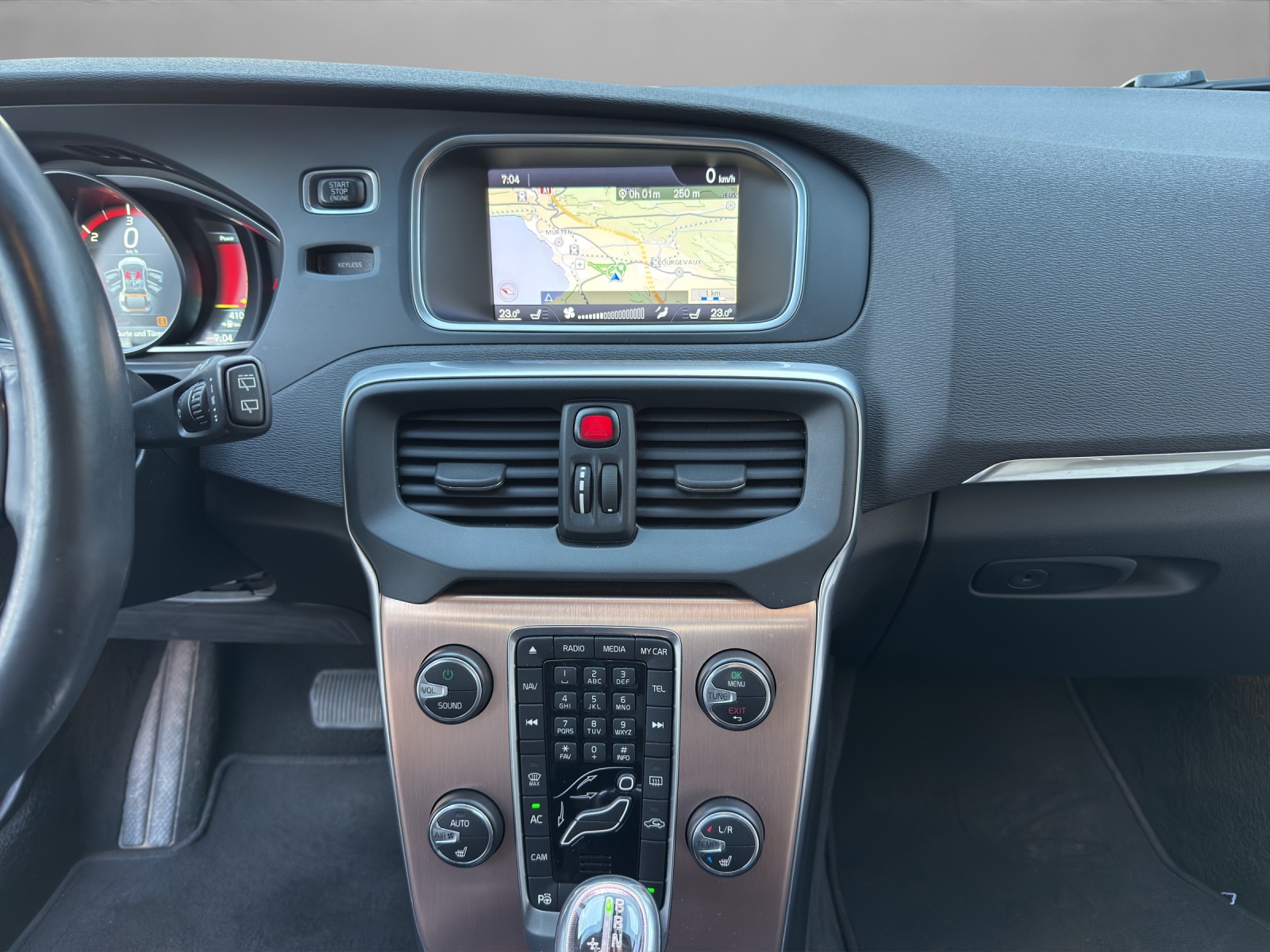 VOLVO V40 Cross Country D3 Momentum Geartronic-image-14