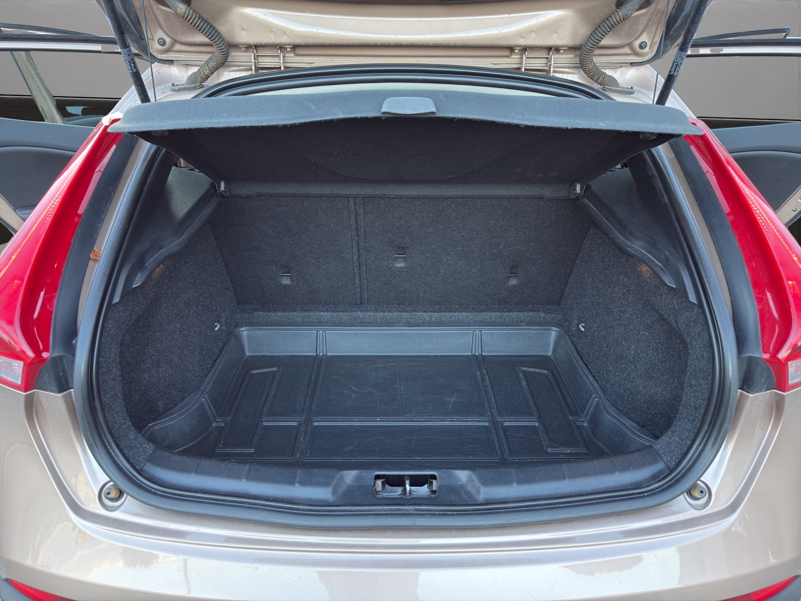 VOLVO V40 Cross Country D3 Momentum Geartronic-image-18