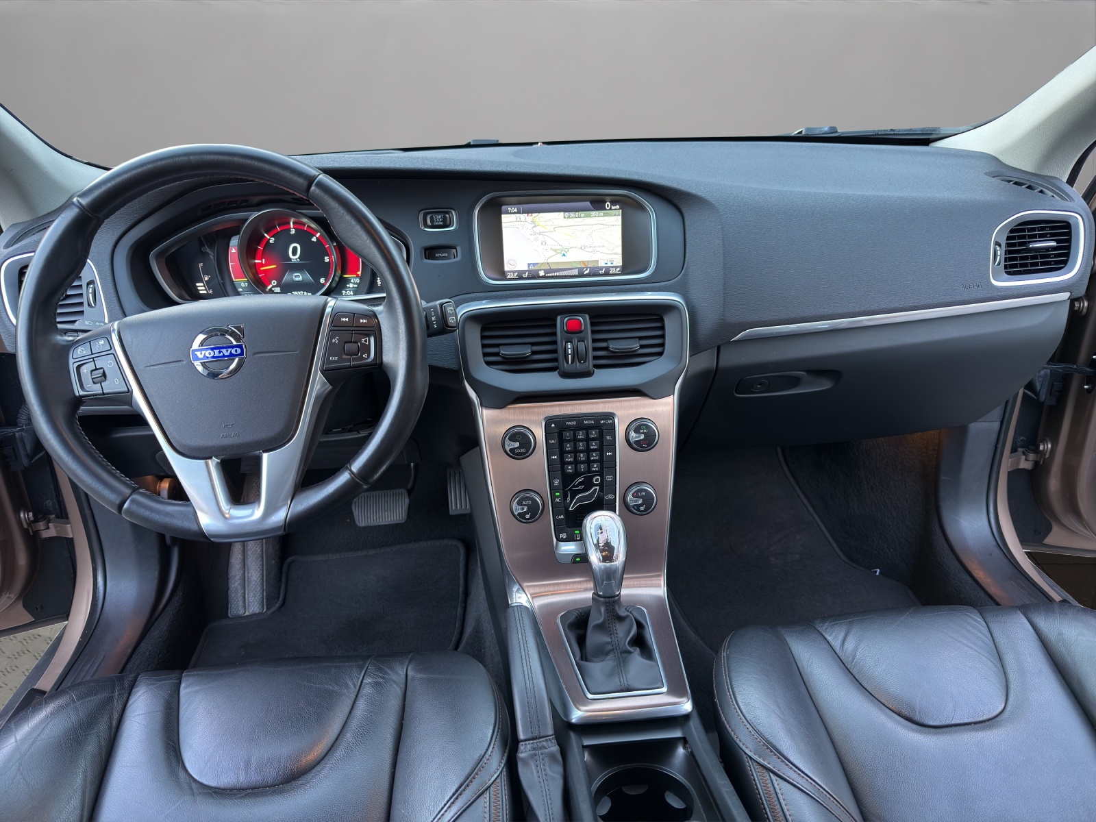 VOLVO V40 Cross Country D3 Momentum Geartronic-image-13