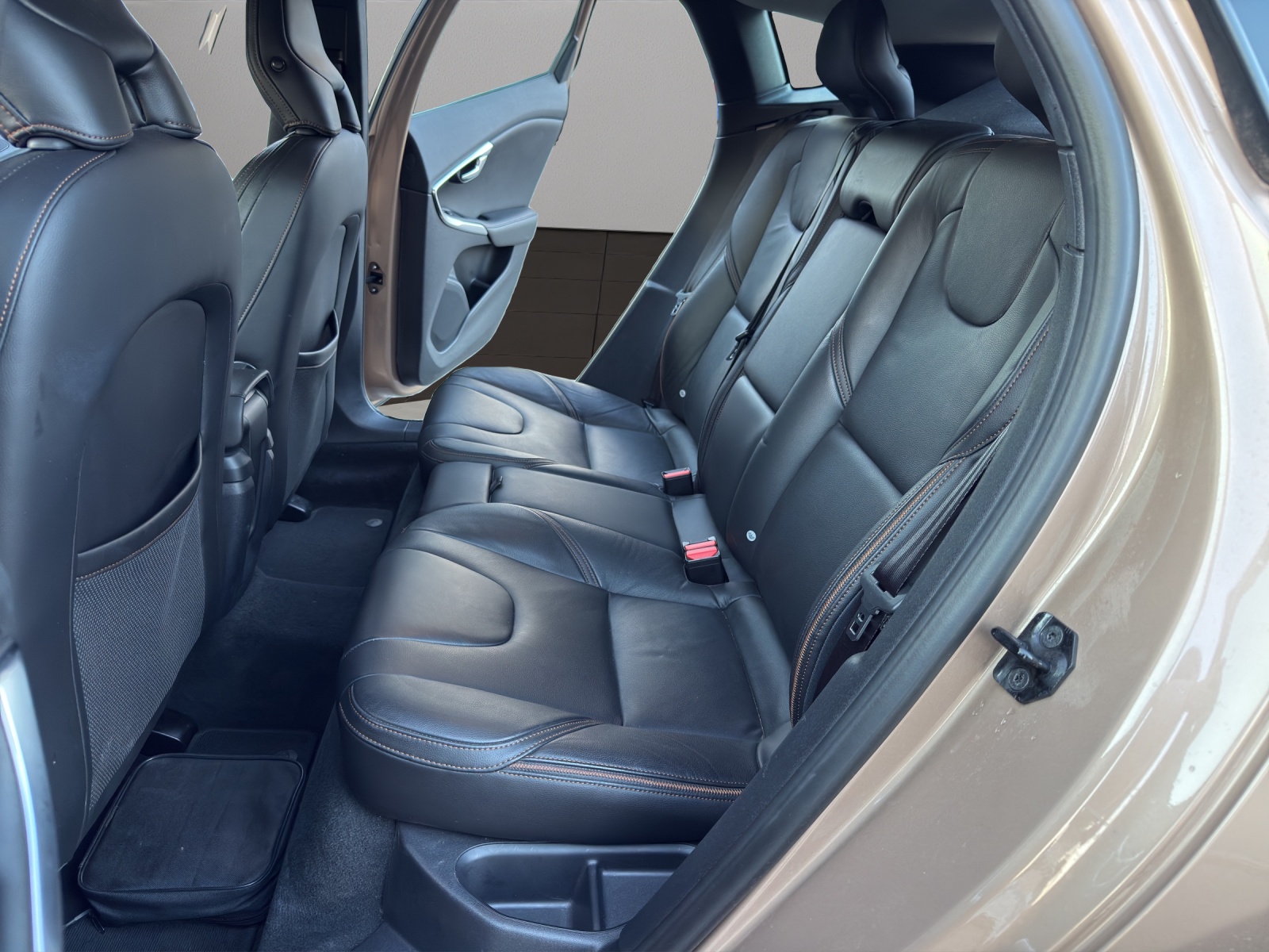 VOLVO V40 Cross Country D3 Momentum Geartronic-image-12