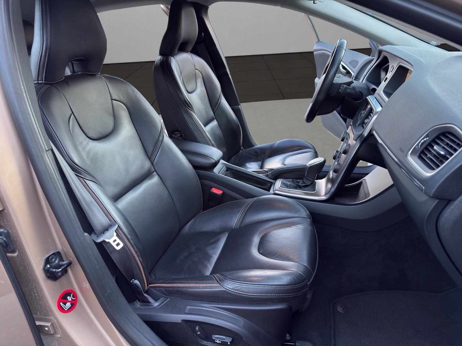 VOLVO V40 Cross Country D3 Momentum Geartronic-image-16