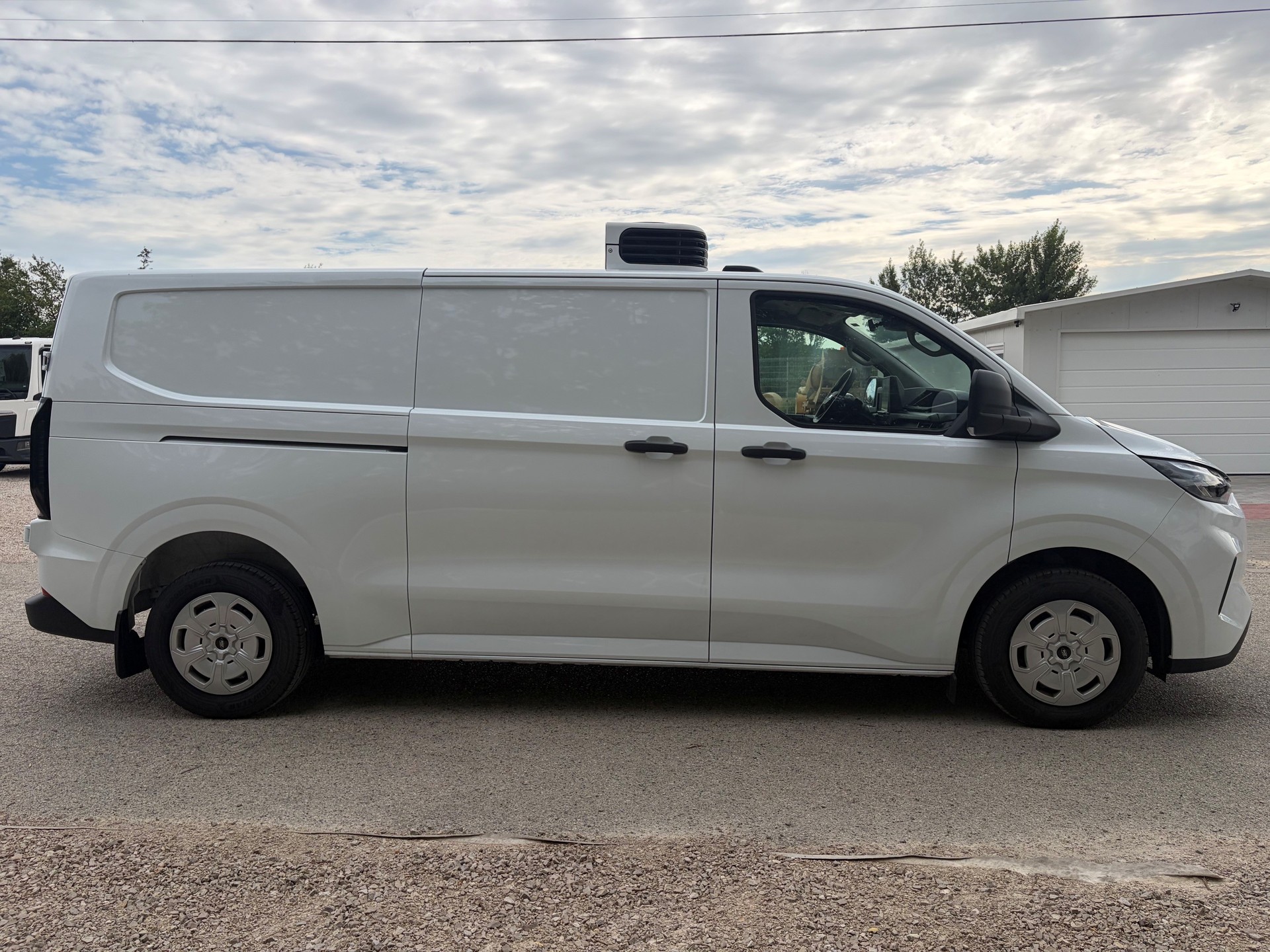 FORD L2H1 4x4 Aut 170Ps mit Carrier TK Kühlausbau und Ahk 2.8to-image-2