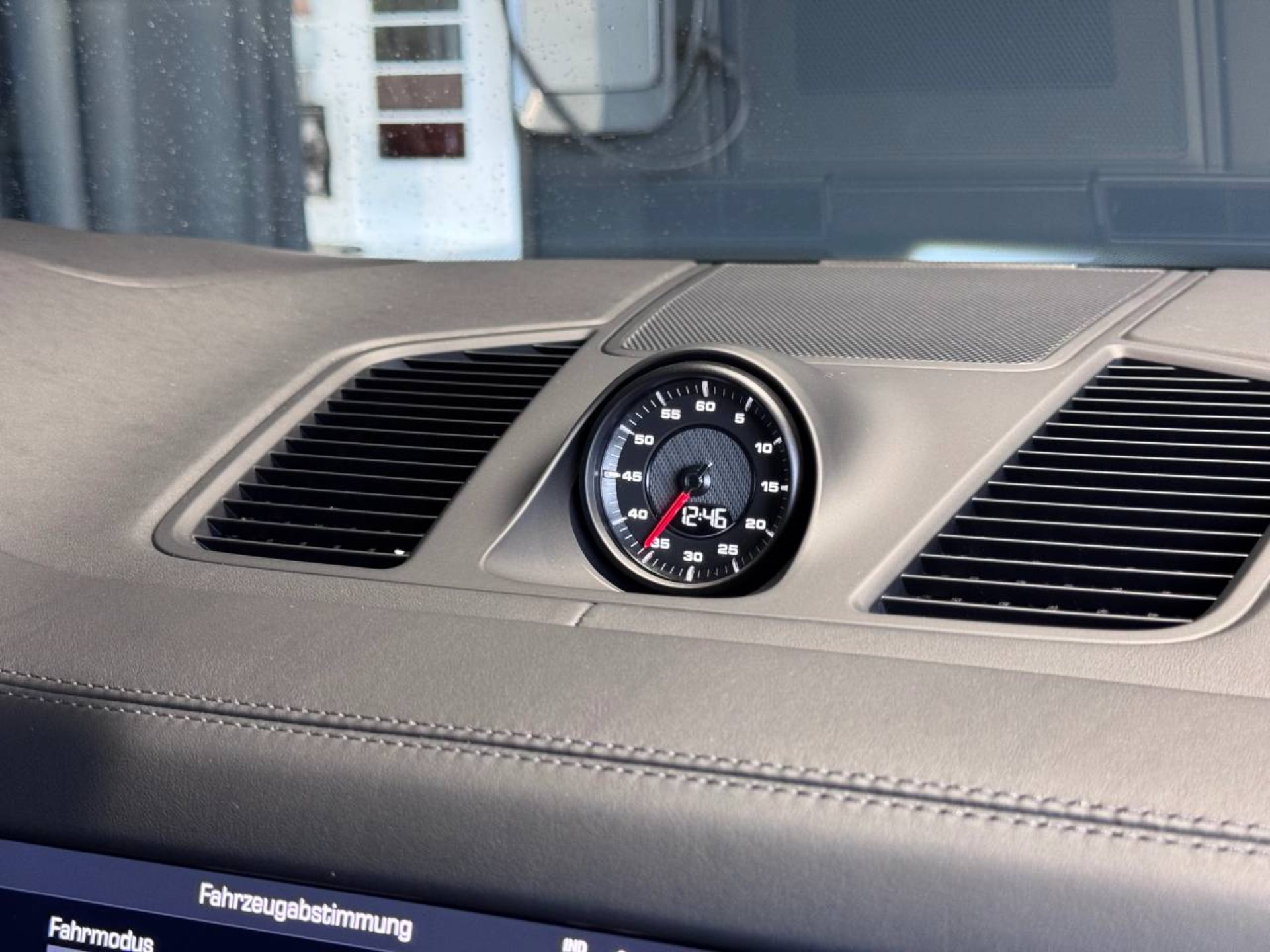 PORSCHE Cayenne Turbo-image-15