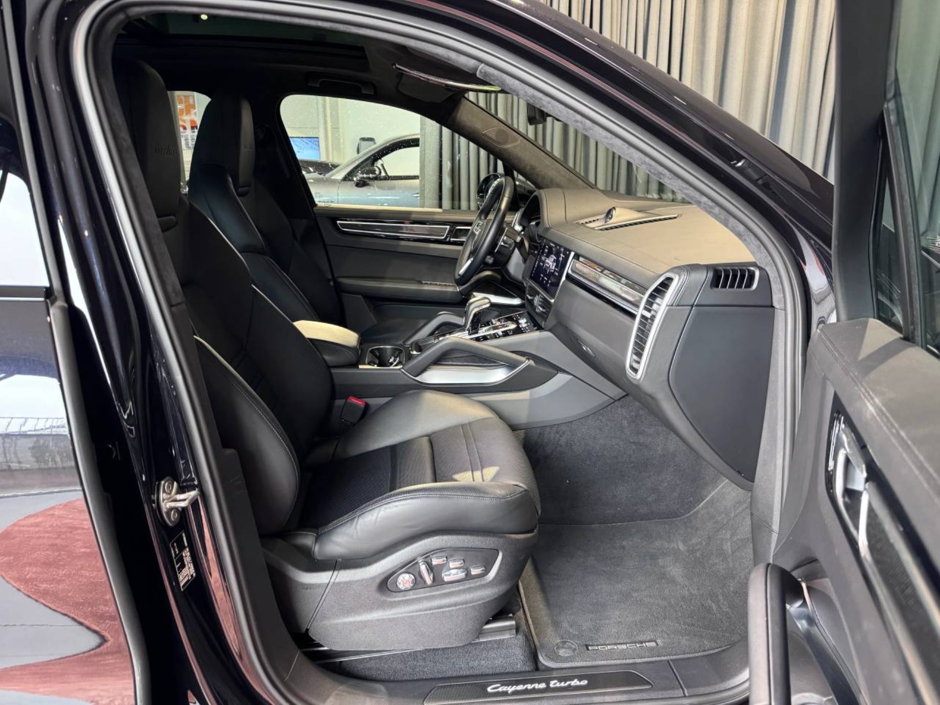 PORSCHE Cayenne Turbo-image-16