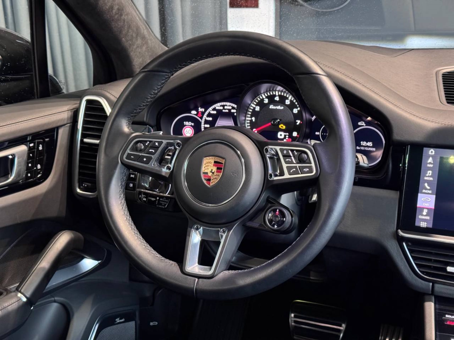 PORSCHE Cayenne Turbo-image-13