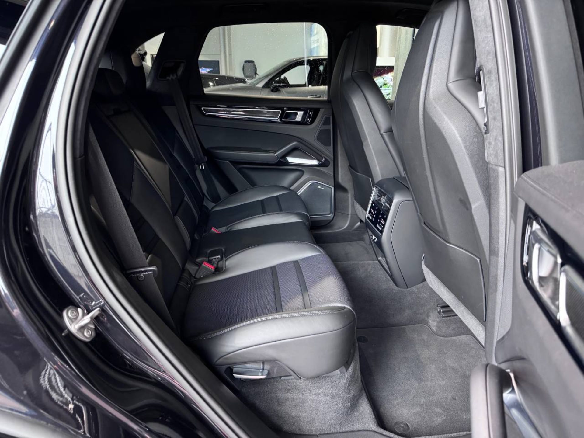 PORSCHE Cayenne Turbo-image-26