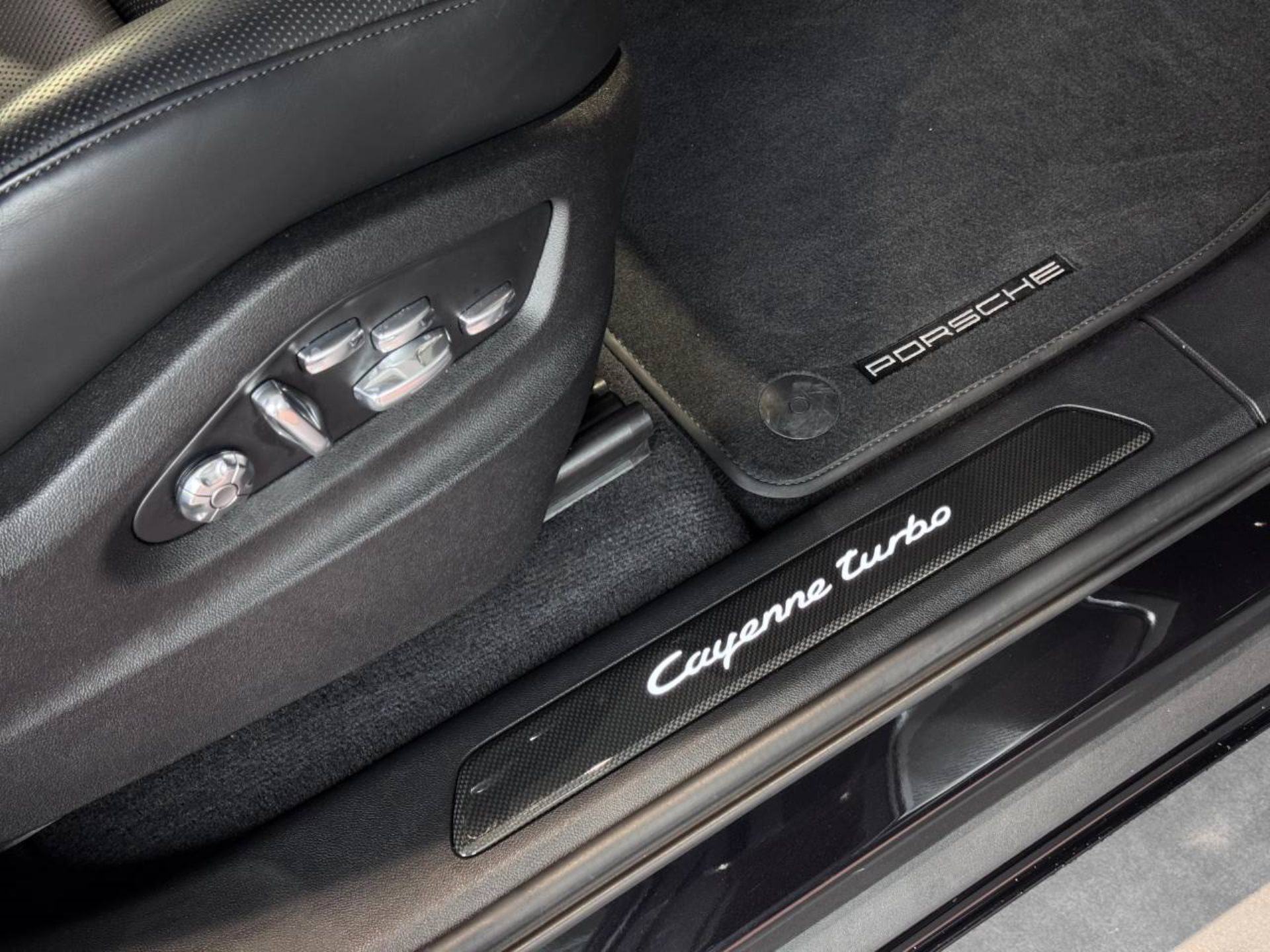 PORSCHE Cayenne Turbo-image-17